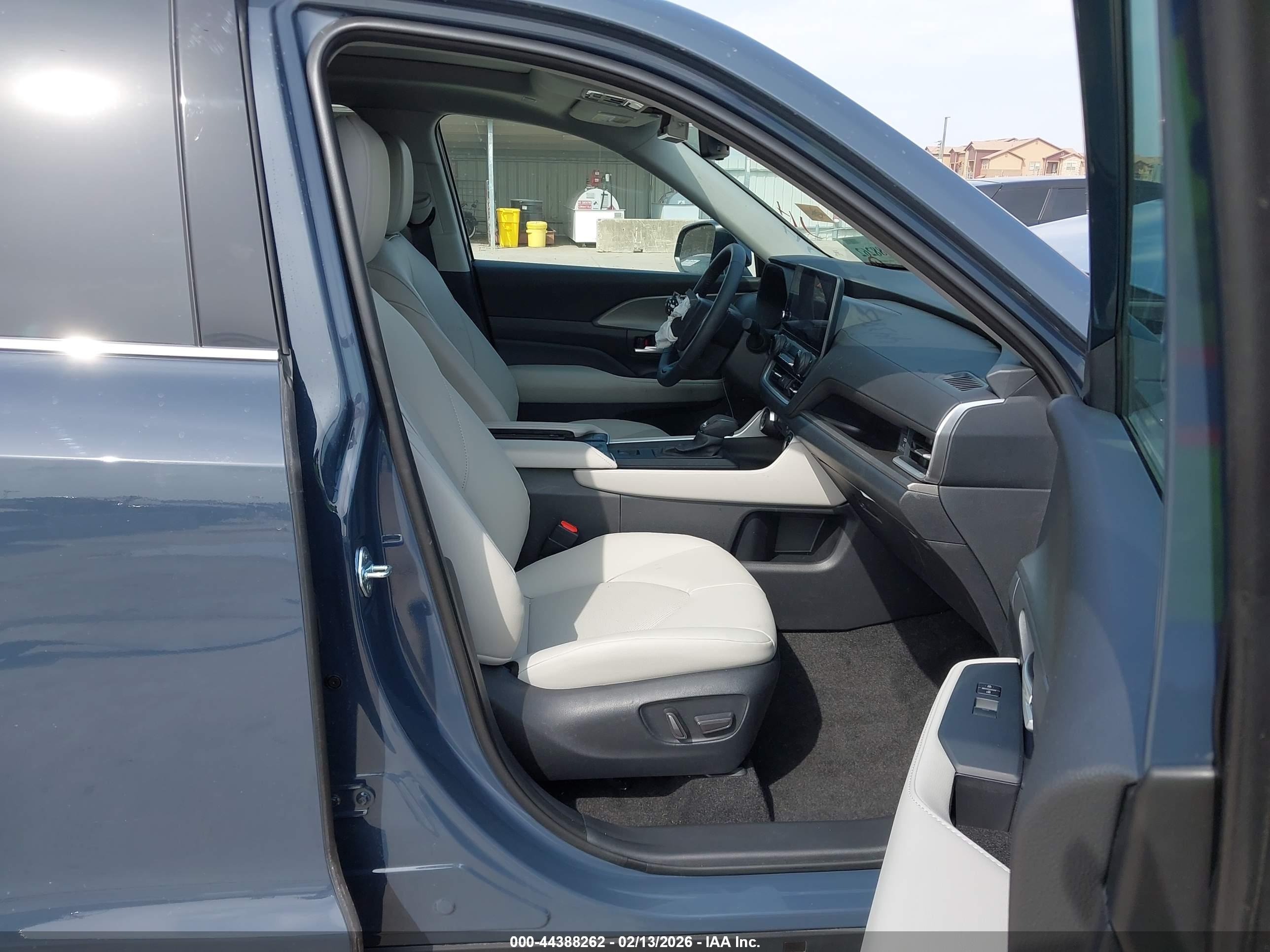 TOYOTA GRAND image 5