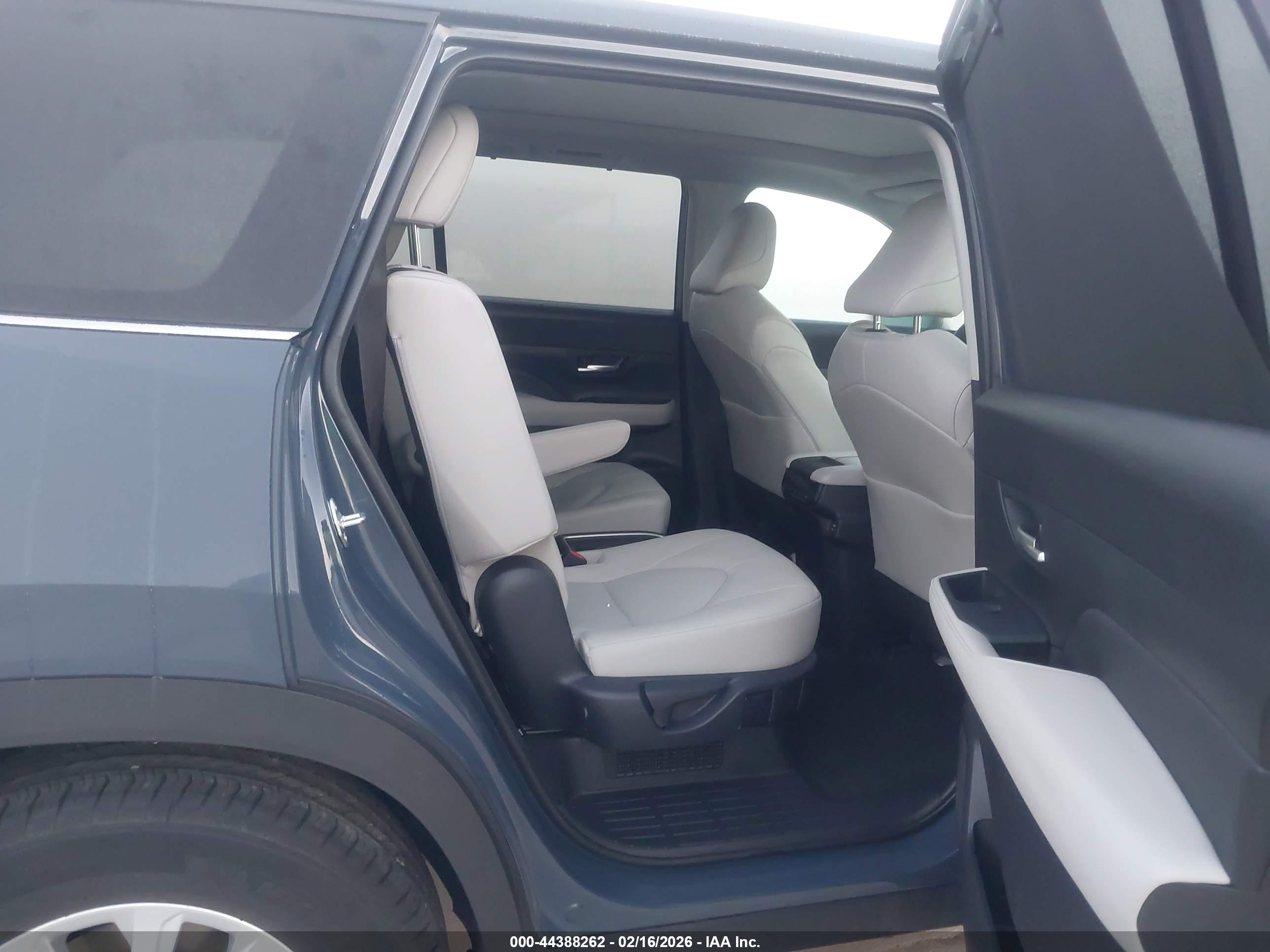 TOYOTA GRAND image 8