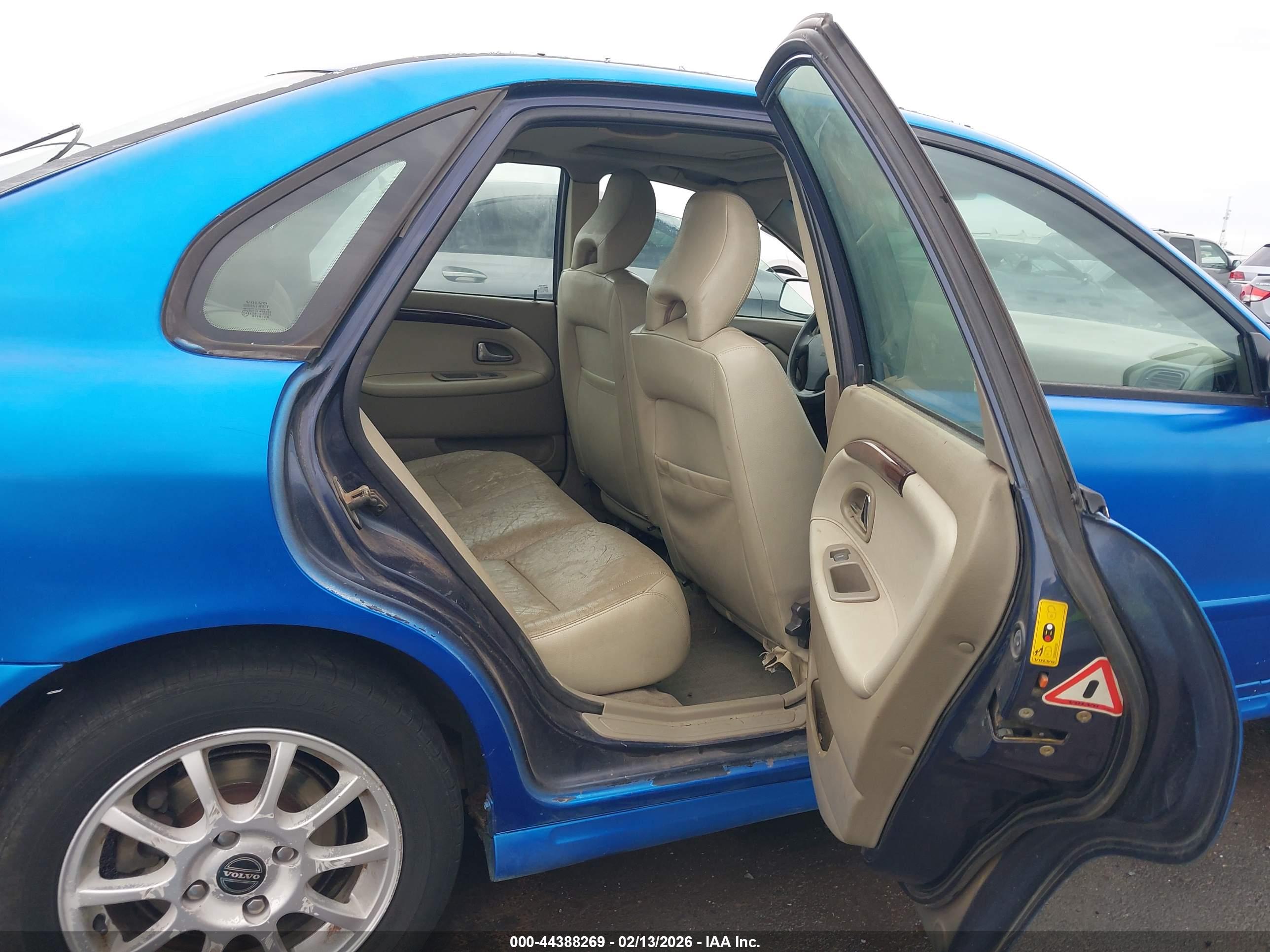 VOLVO S40 image 8