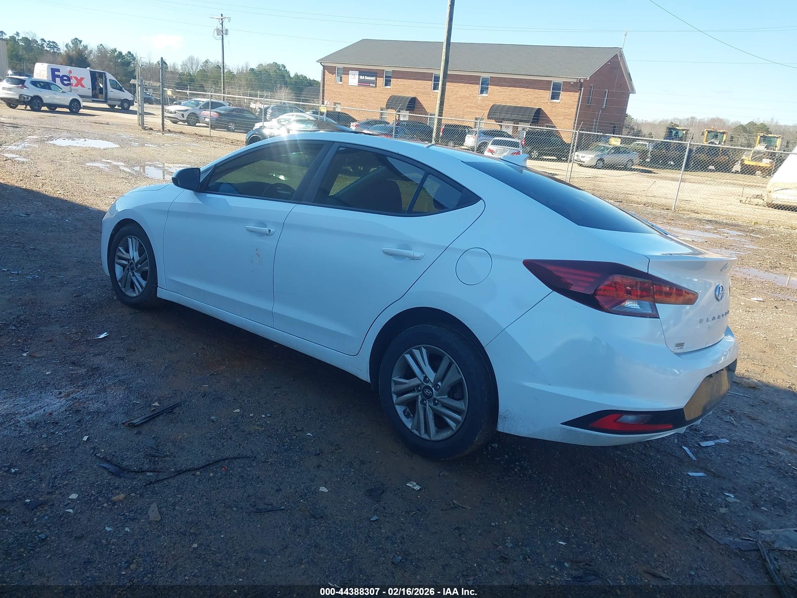 HYUNDAI ELANTRA image 3