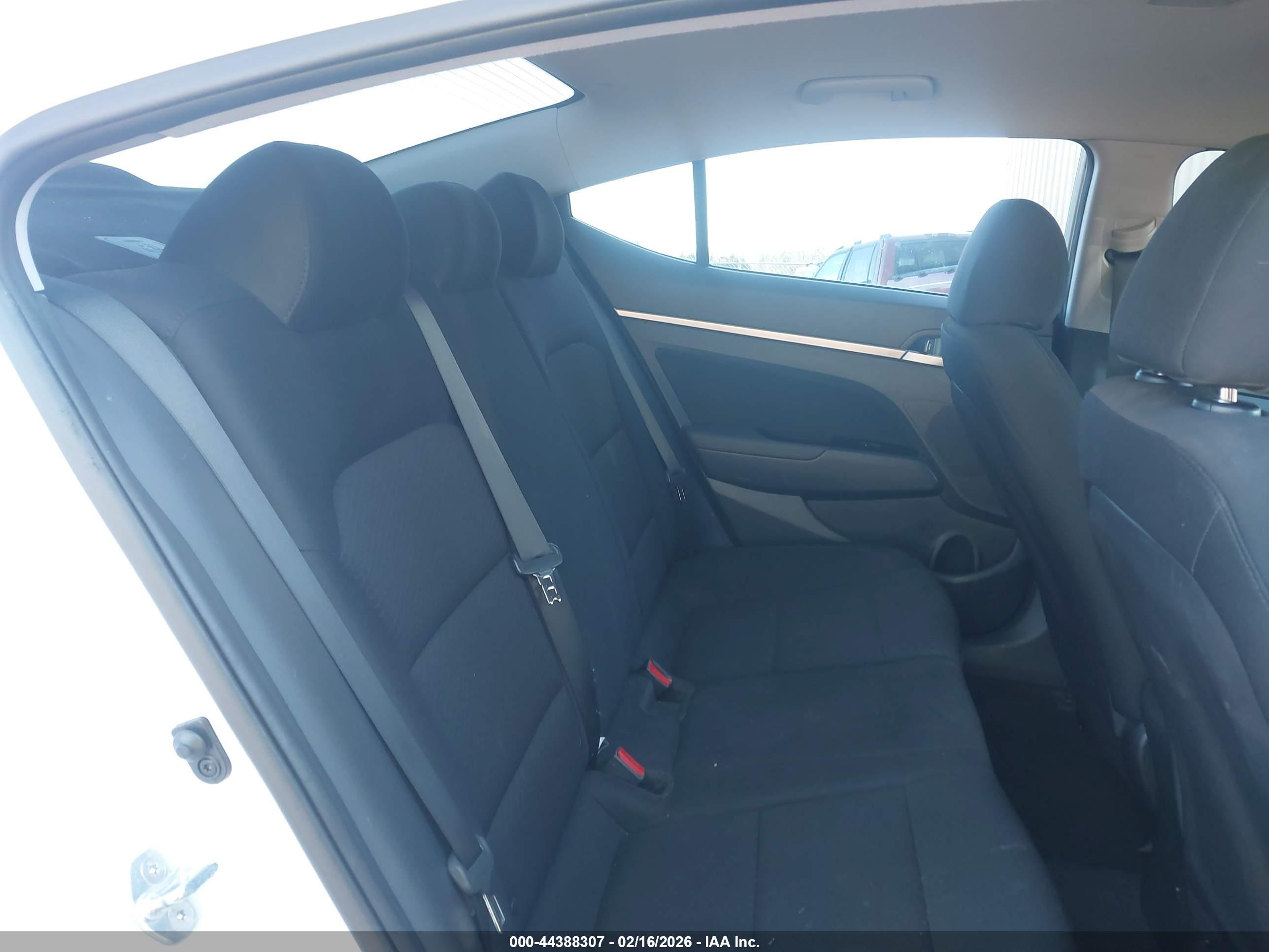 HYUNDAI ELANTRA image 8