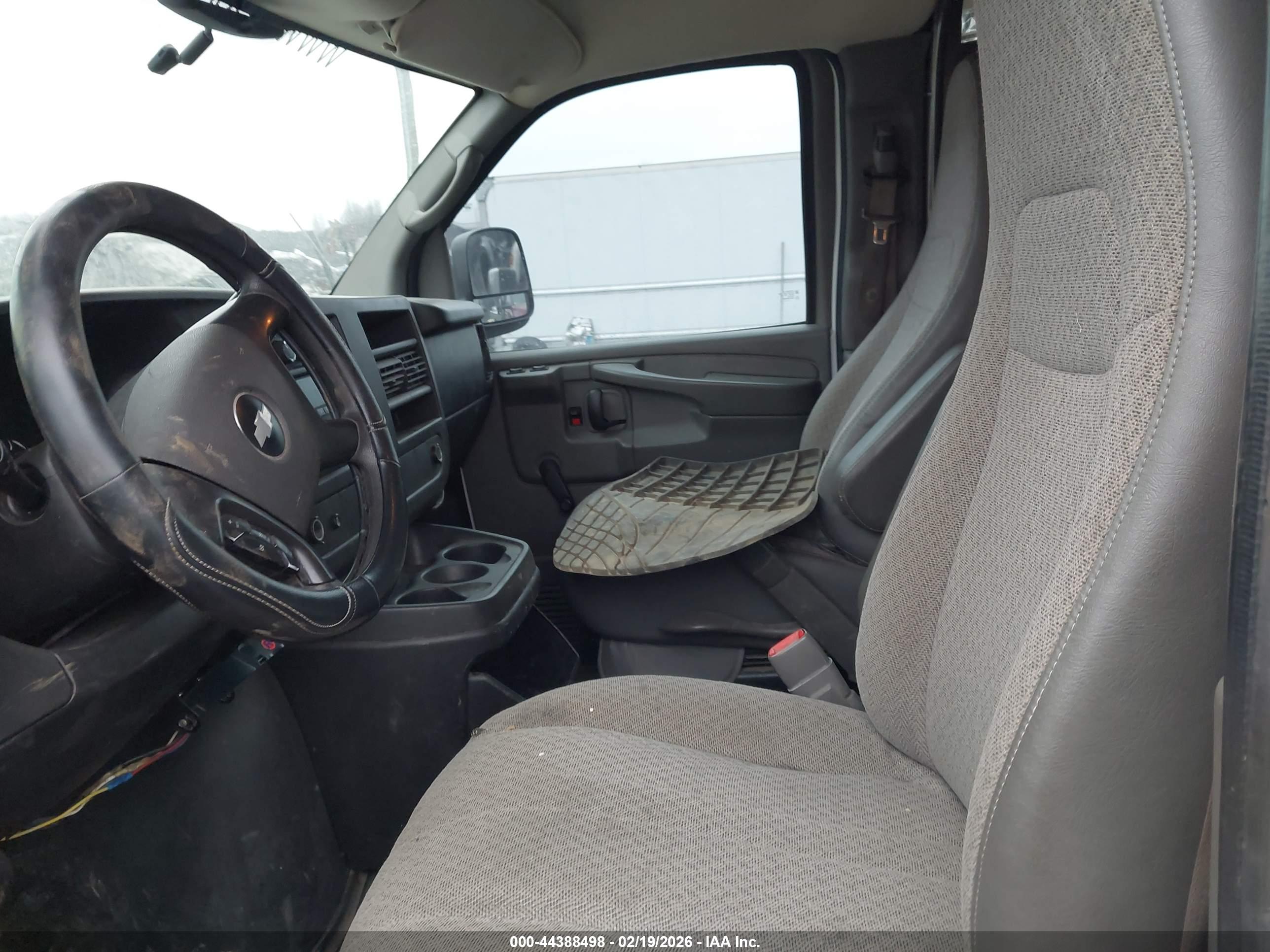 CHEVROLET EXPRESS image 8
