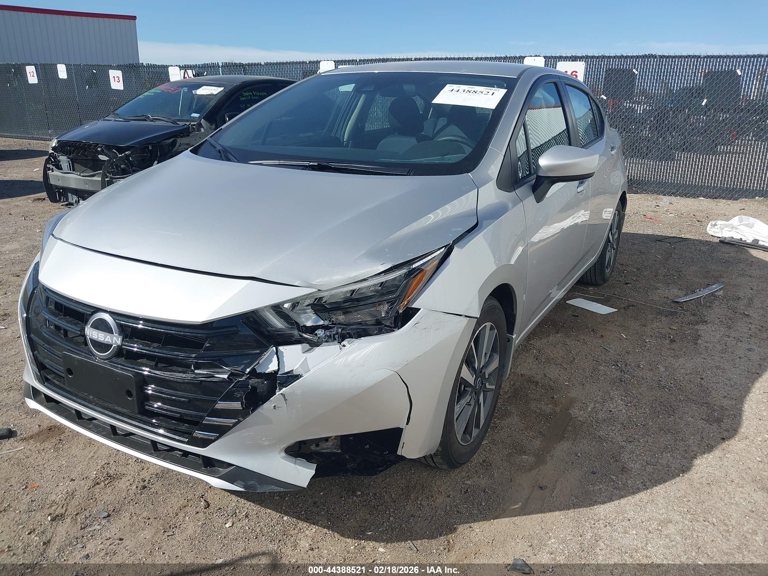 NISSAN VERSA image 2