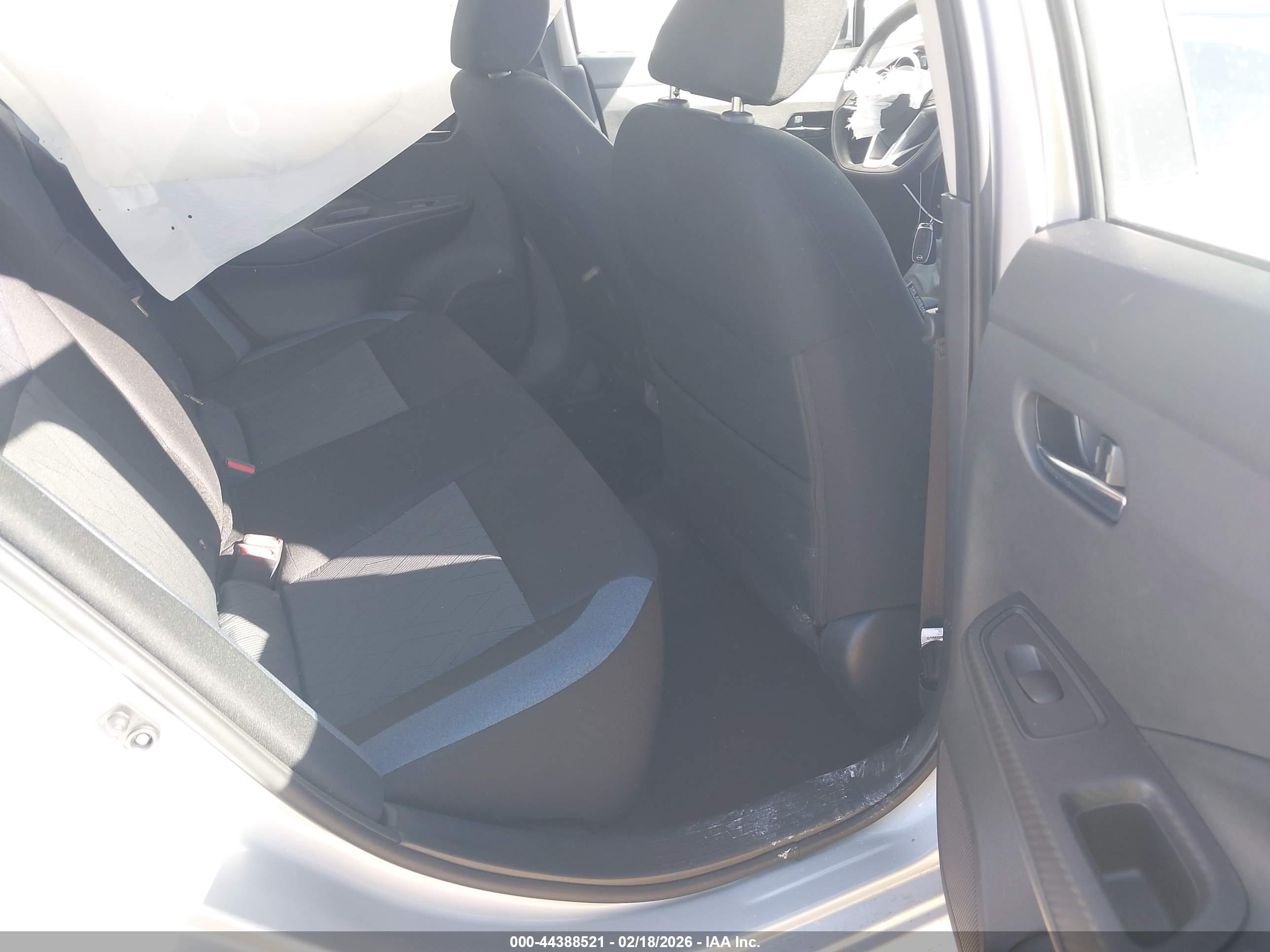 NISSAN VERSA image 8