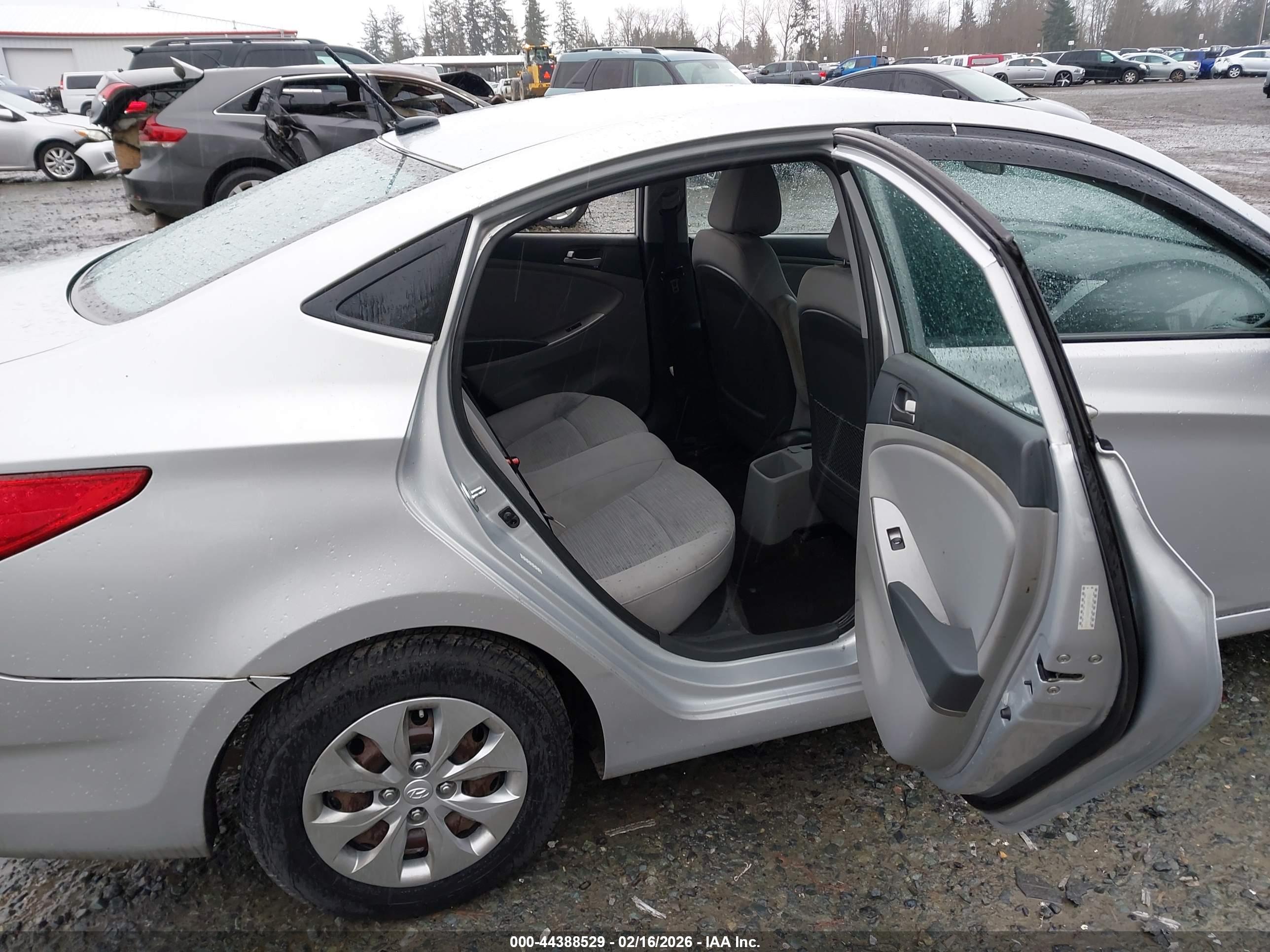 HYUNDAI ACCENT image 8