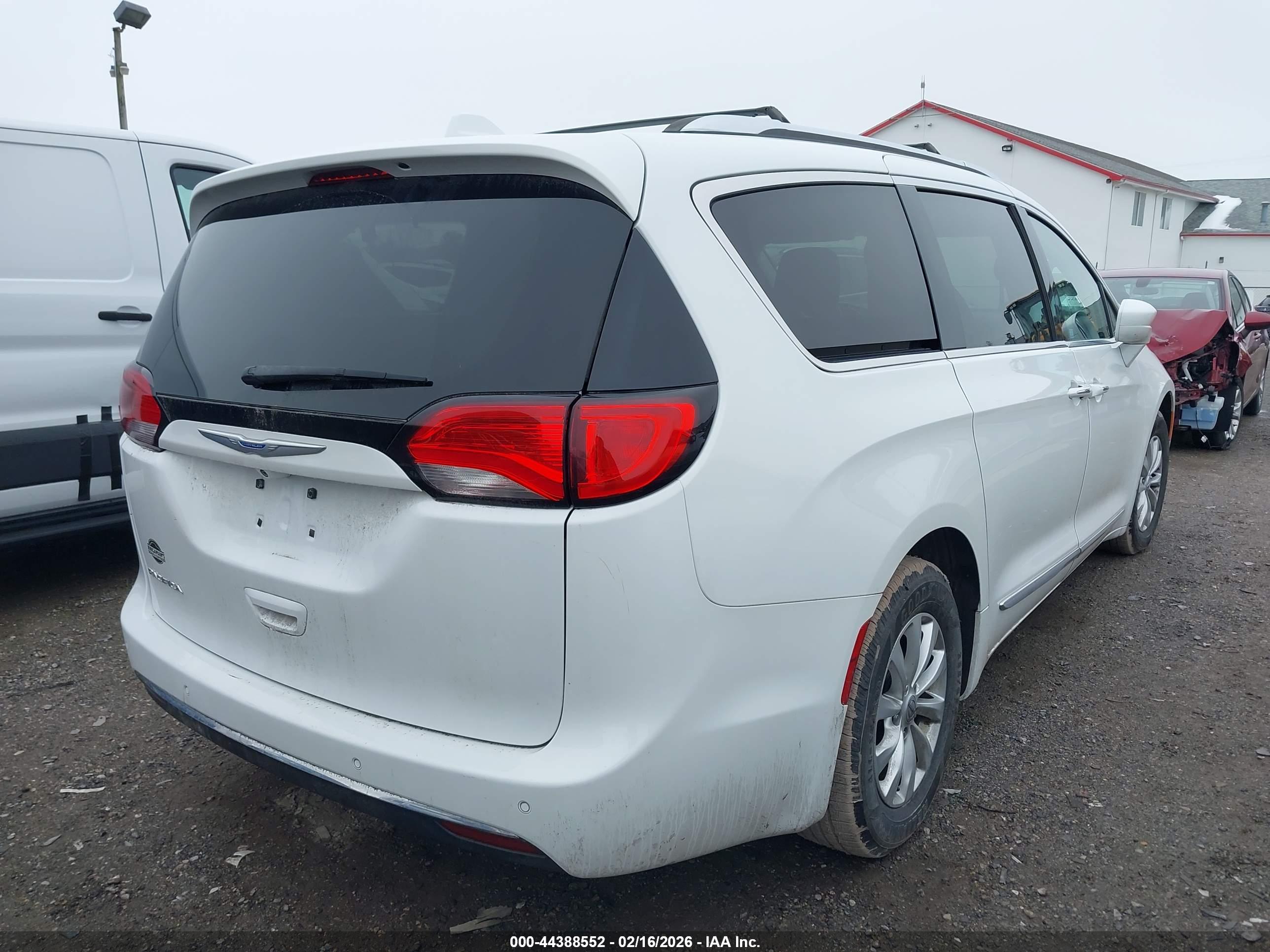 CHRYSLER PACIFICA image 4