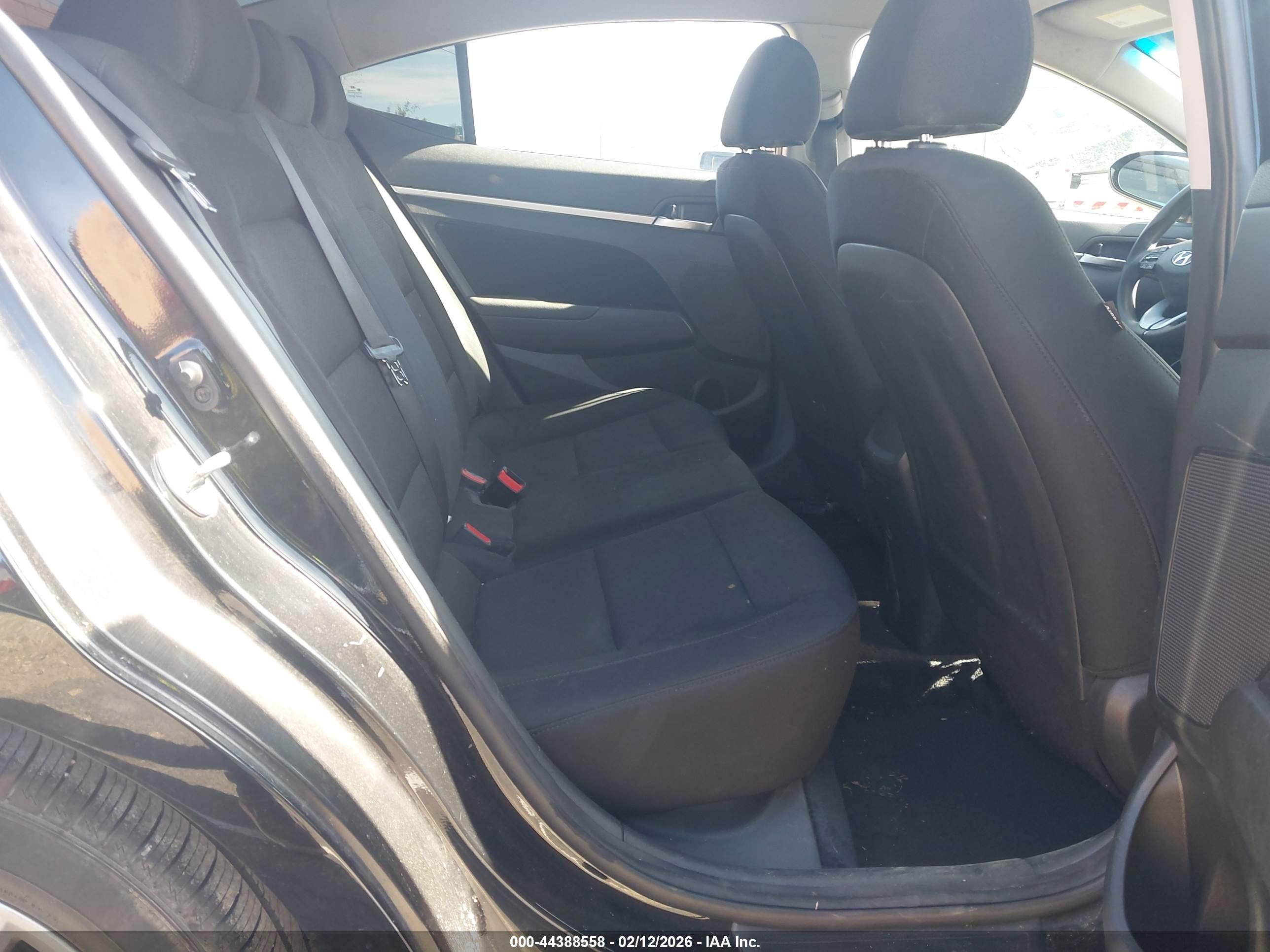 HYUNDAI ELANTRA image 8
