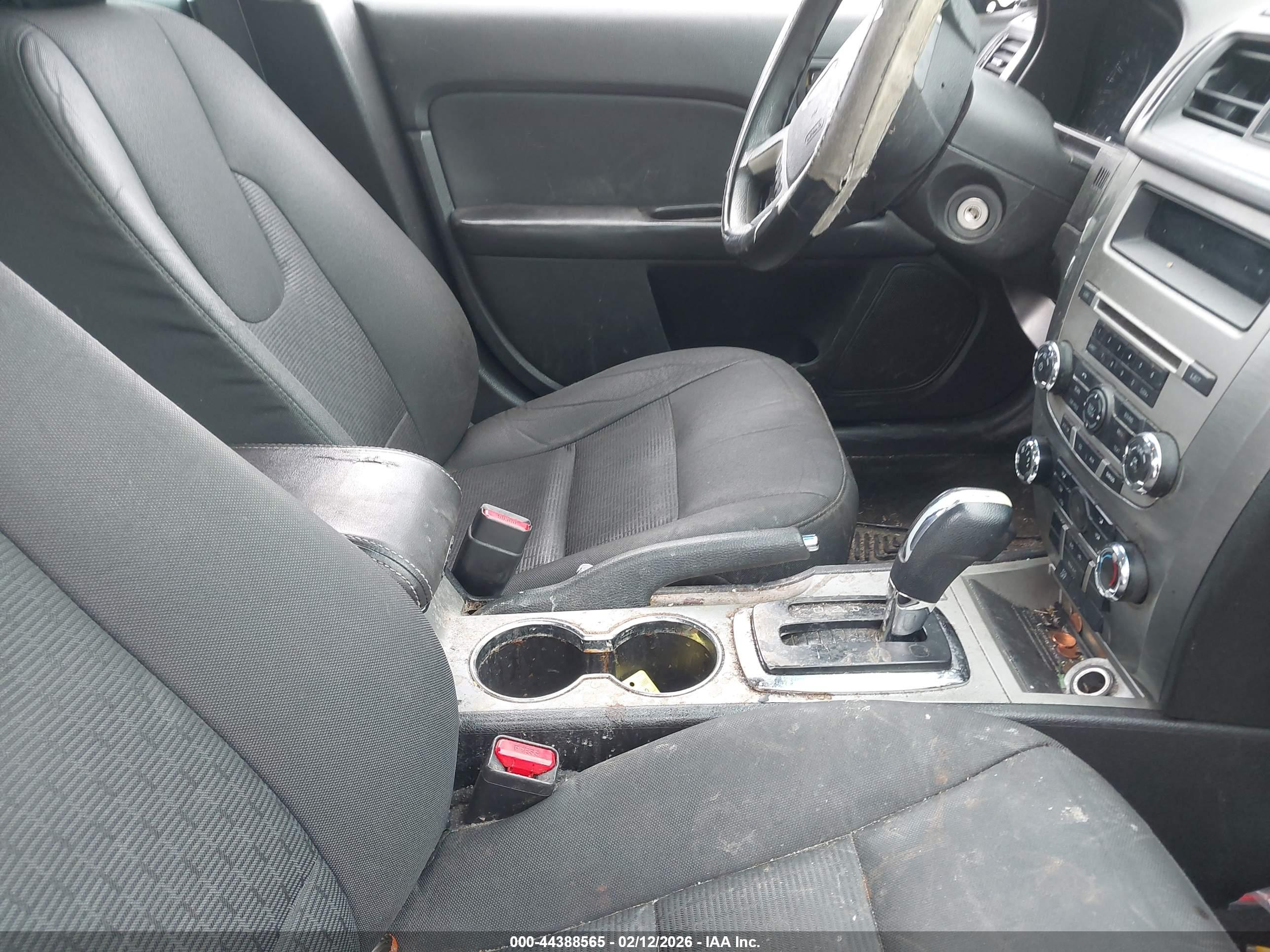FORD FUSION image 5