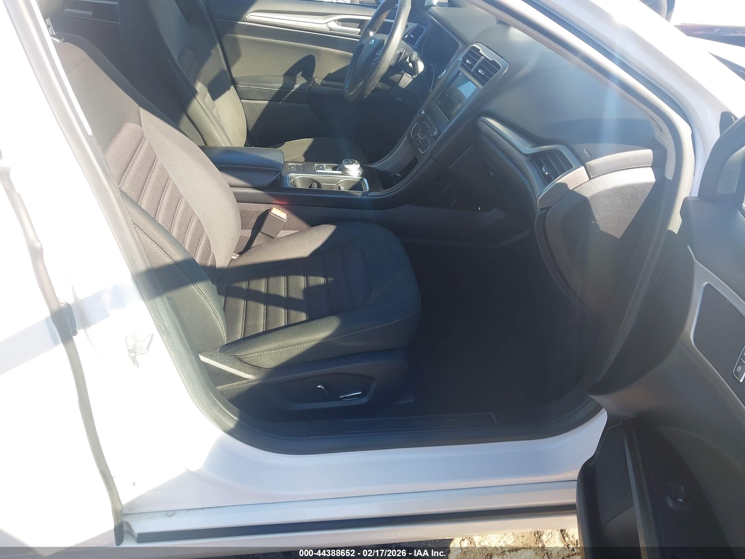 FORD FUSION image 5