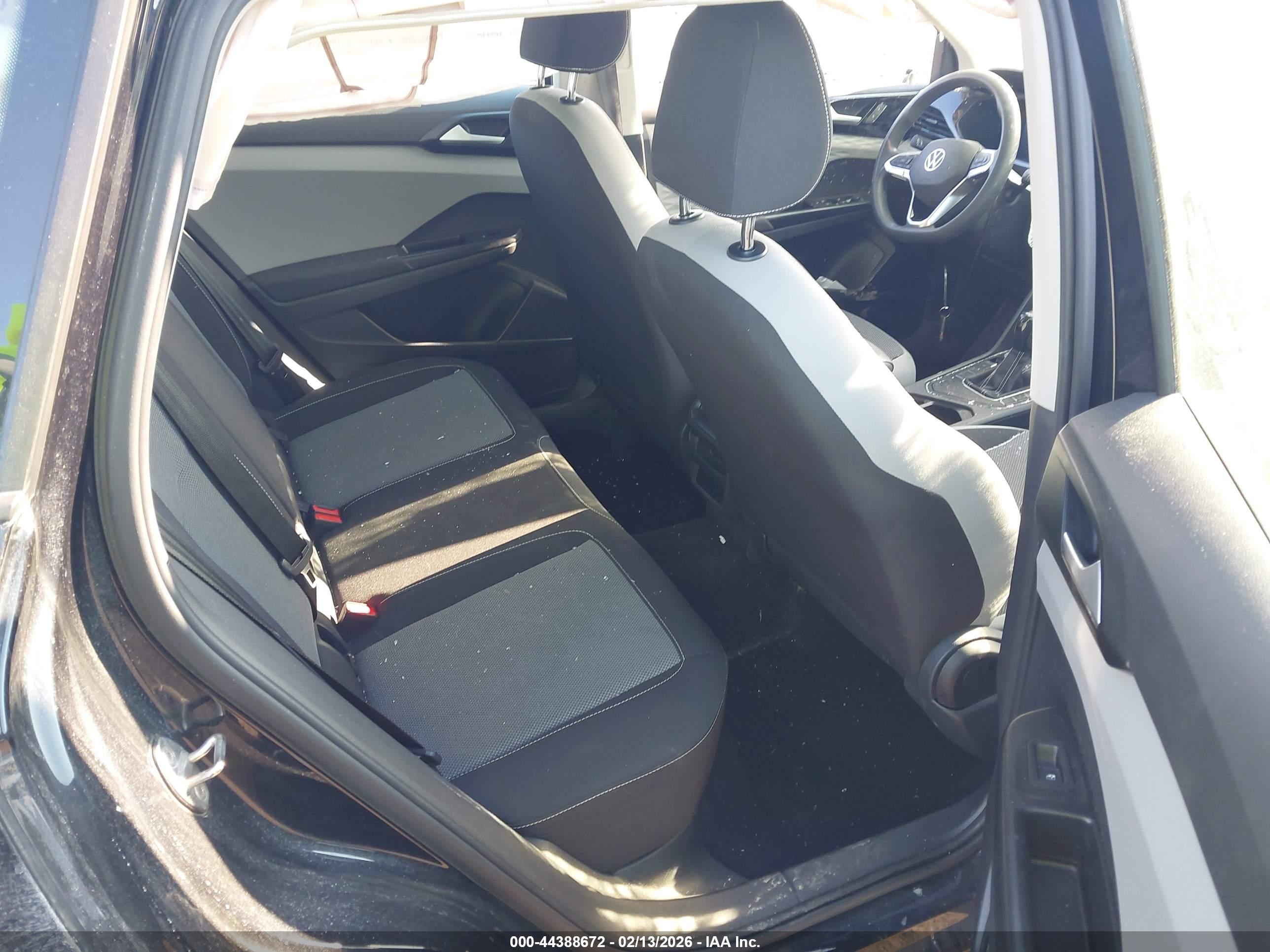 VOLKSWAGEN TAOS image 8