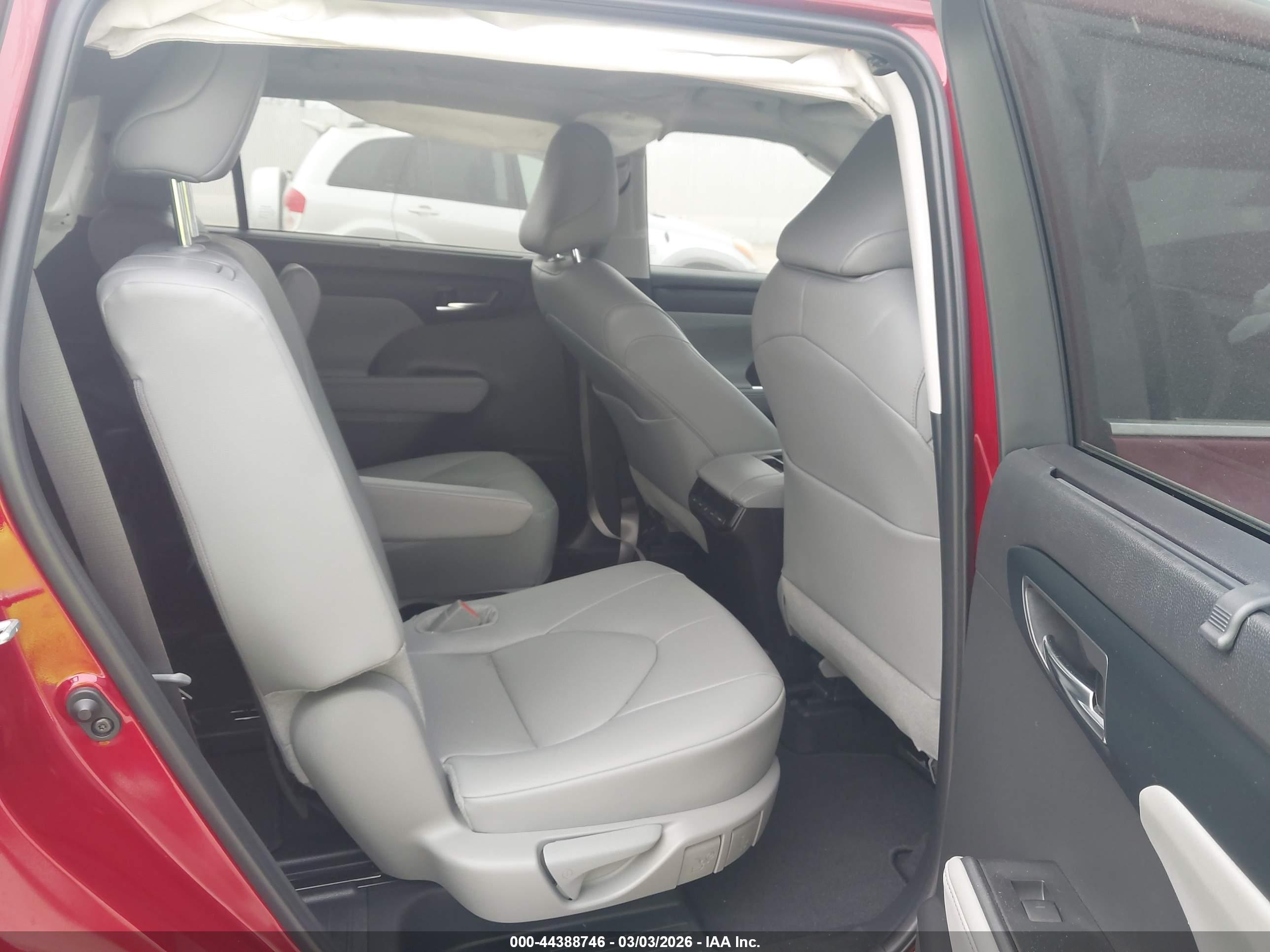 TOYOTA HIGHLANDER image 8