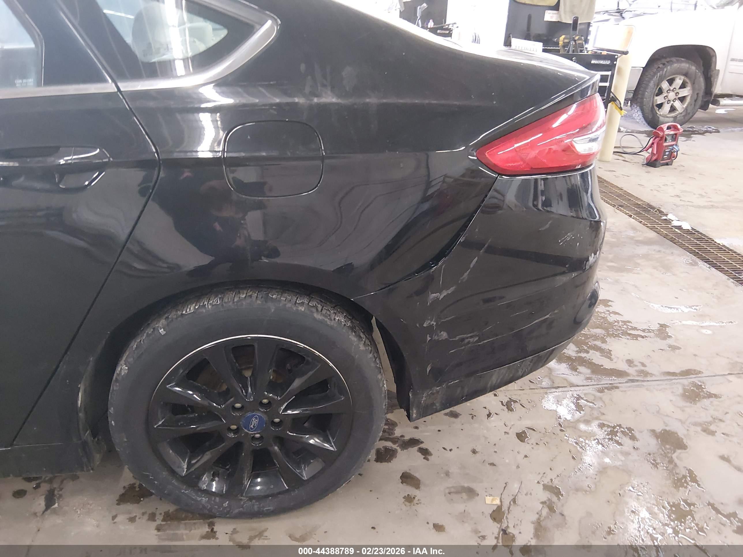 FORD FUSION image 6