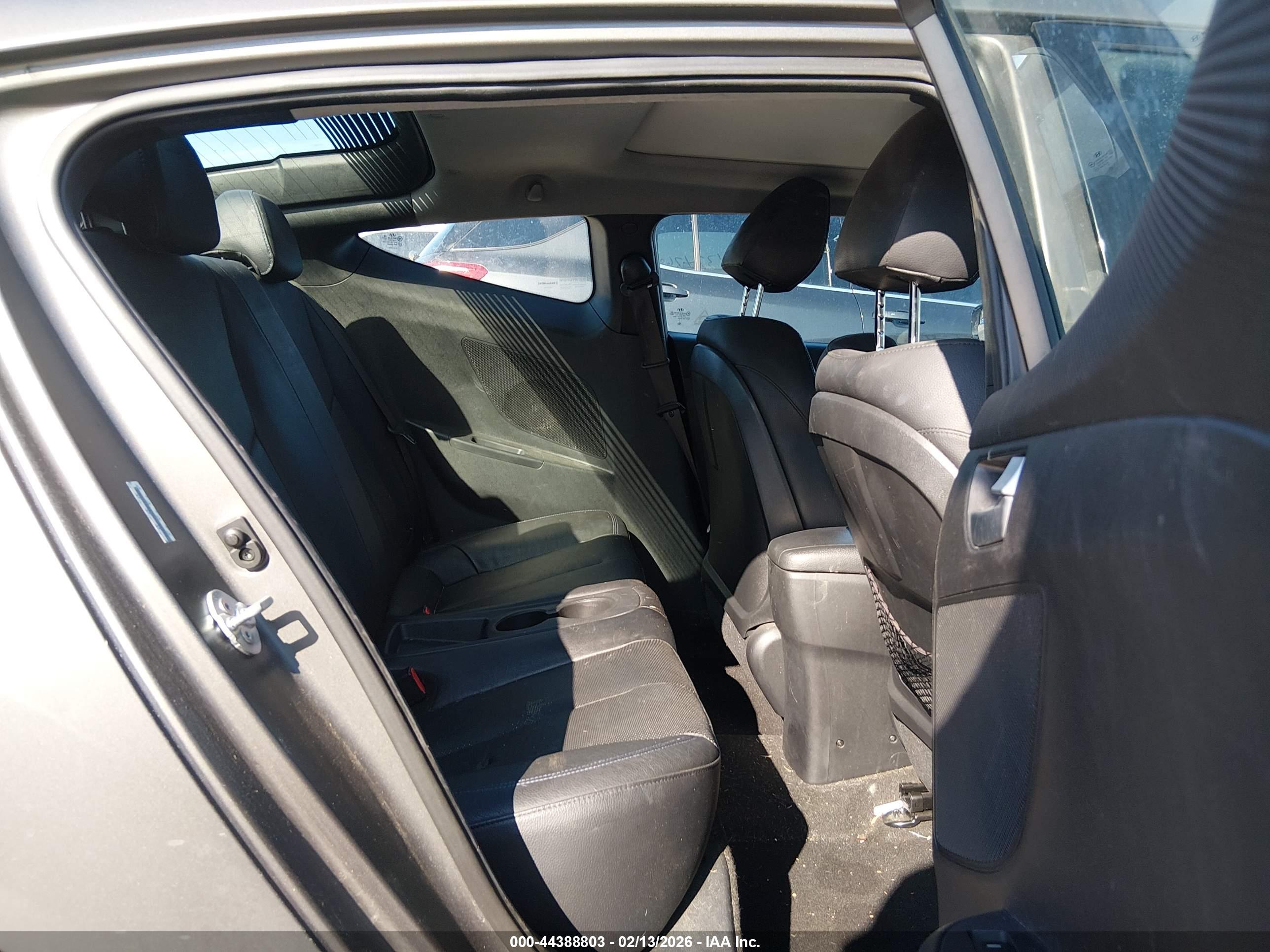HYUNDAI VELOSTER image 8