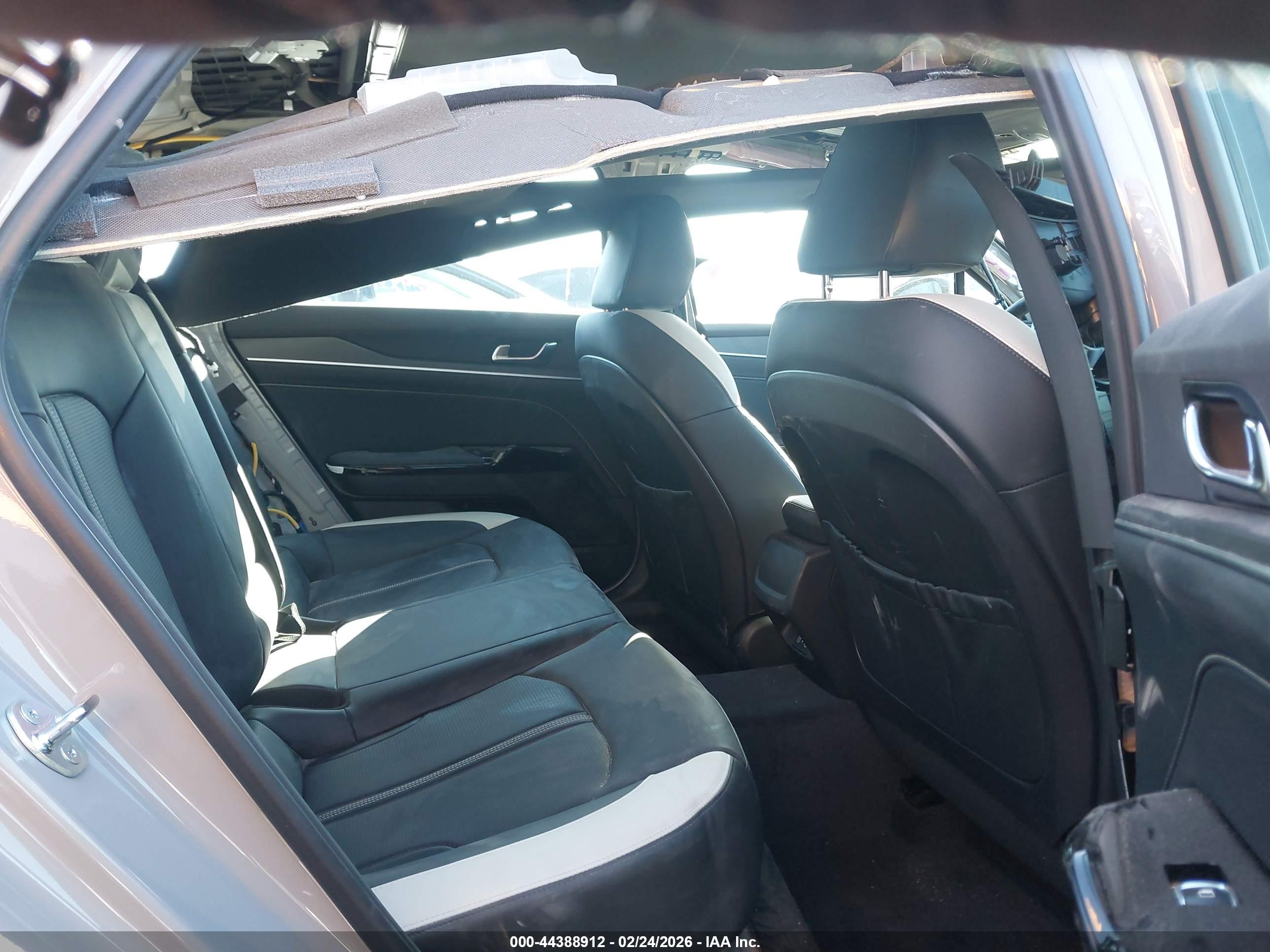 KIA K5 image 8