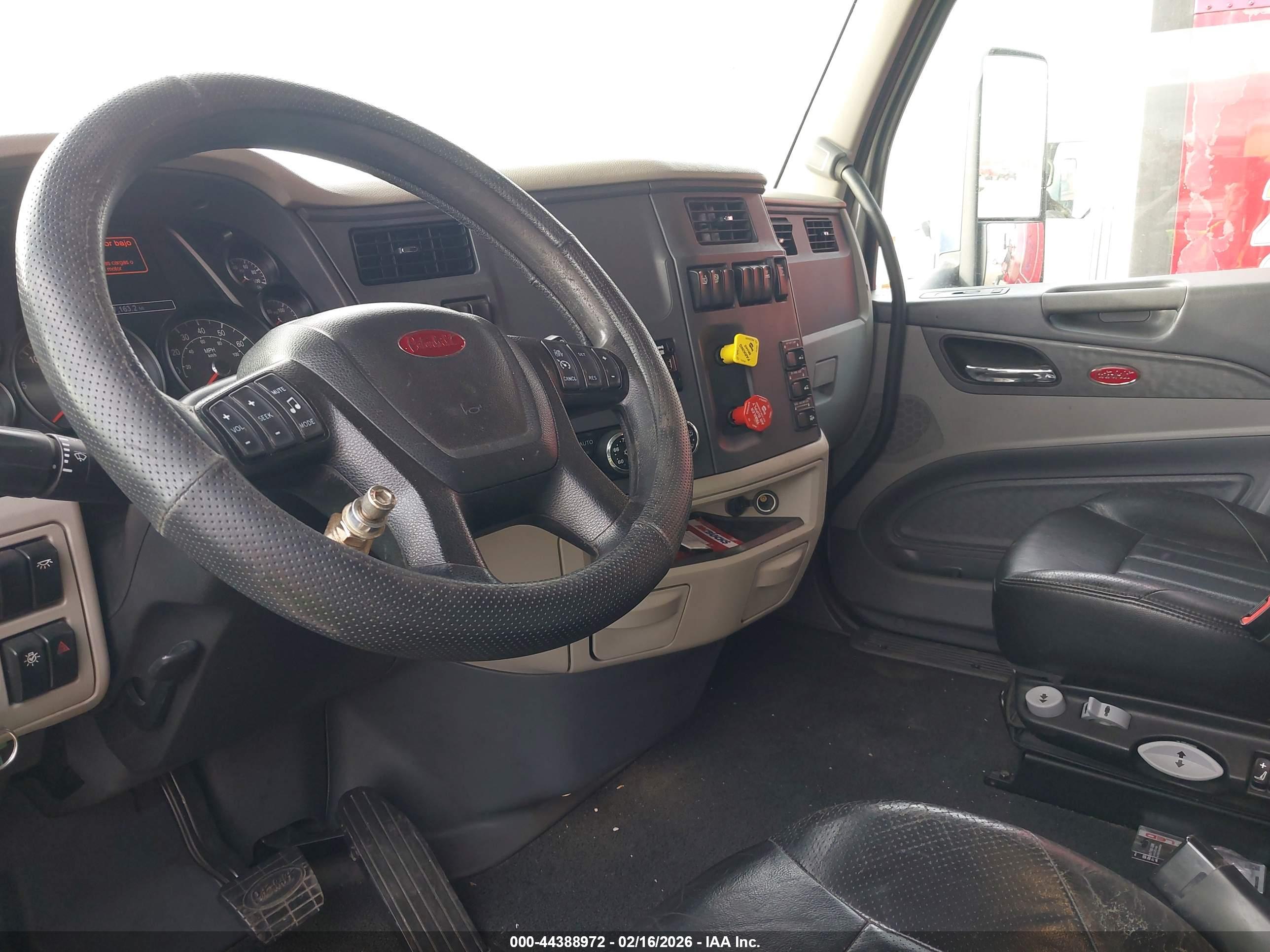 PETERBILT 579 image 7