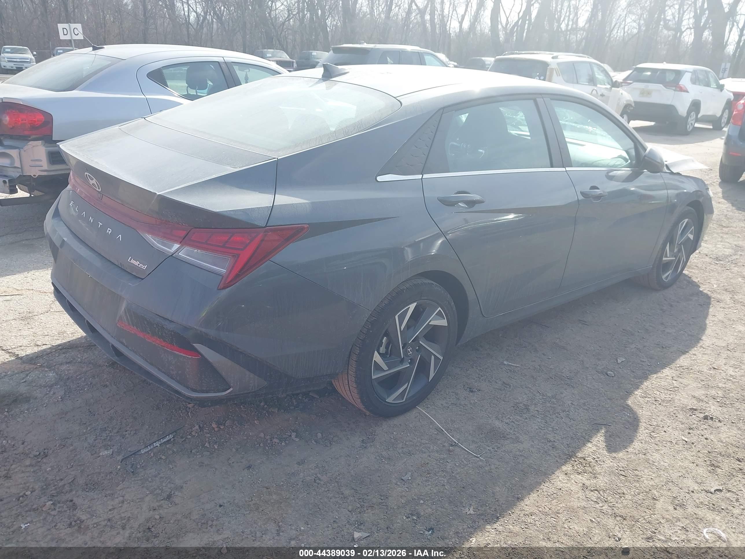 HYUNDAI ELANTRA image 4
