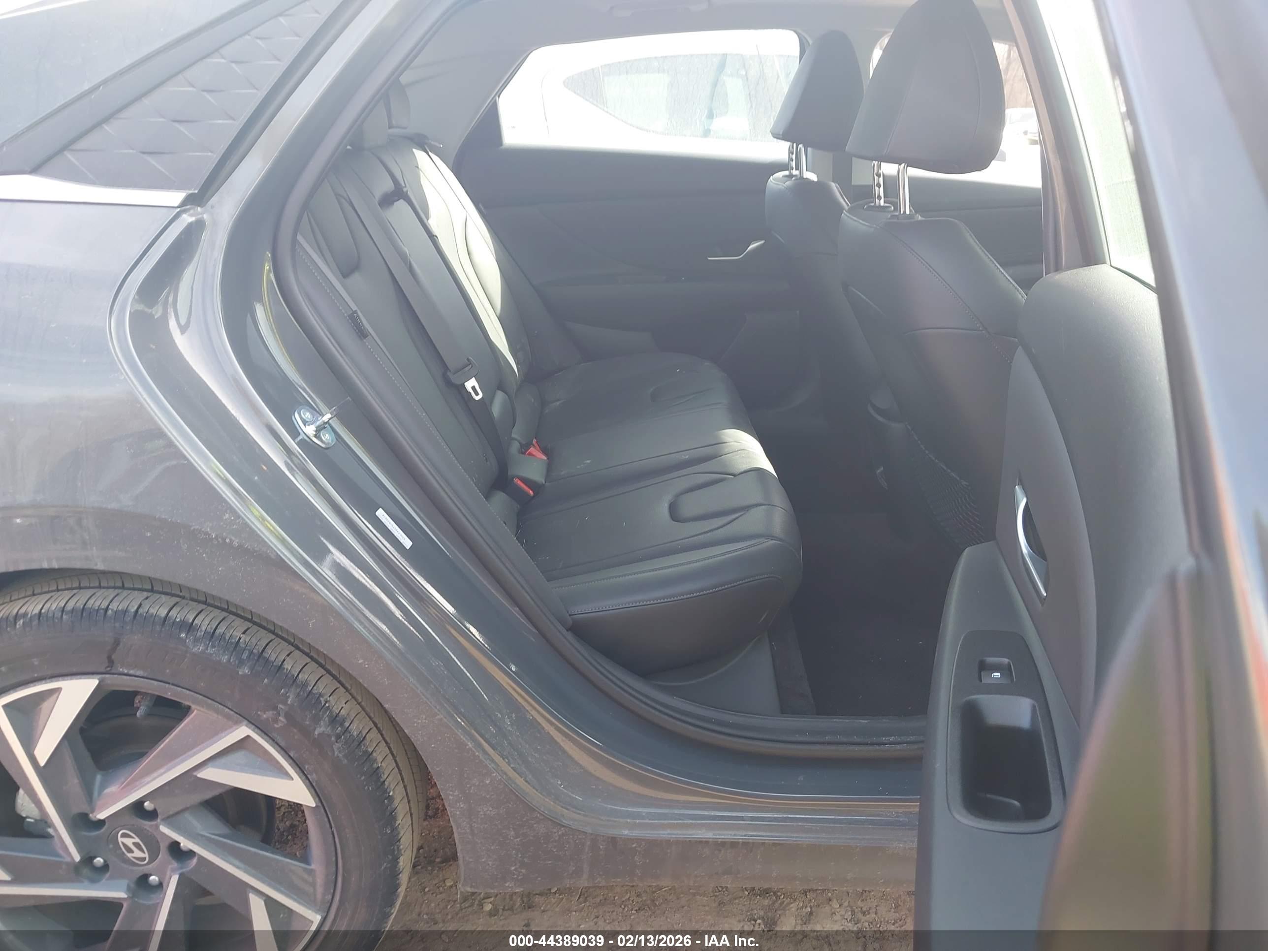 HYUNDAI ELANTRA image 8