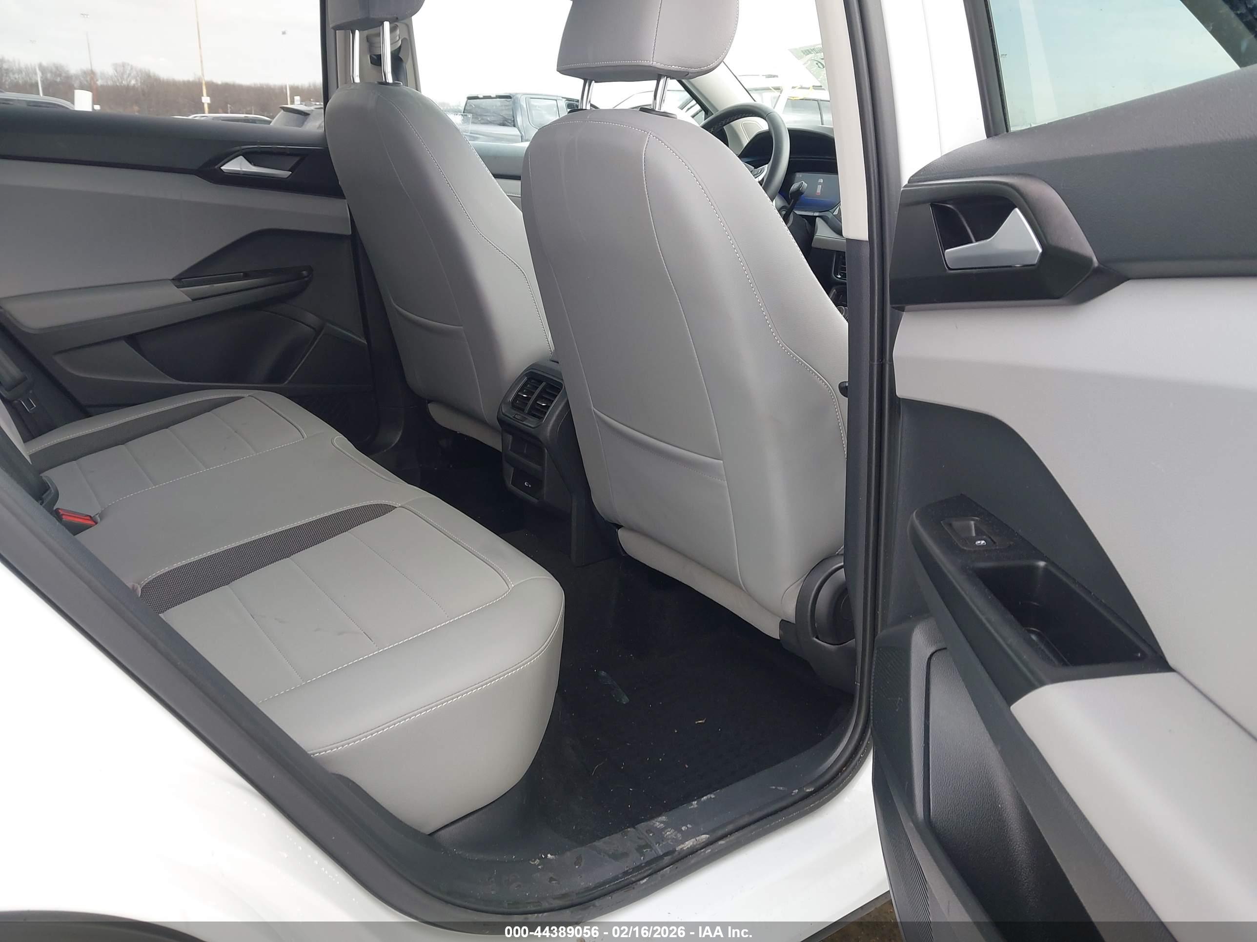 VOLKSWAGEN TAOS image 8
