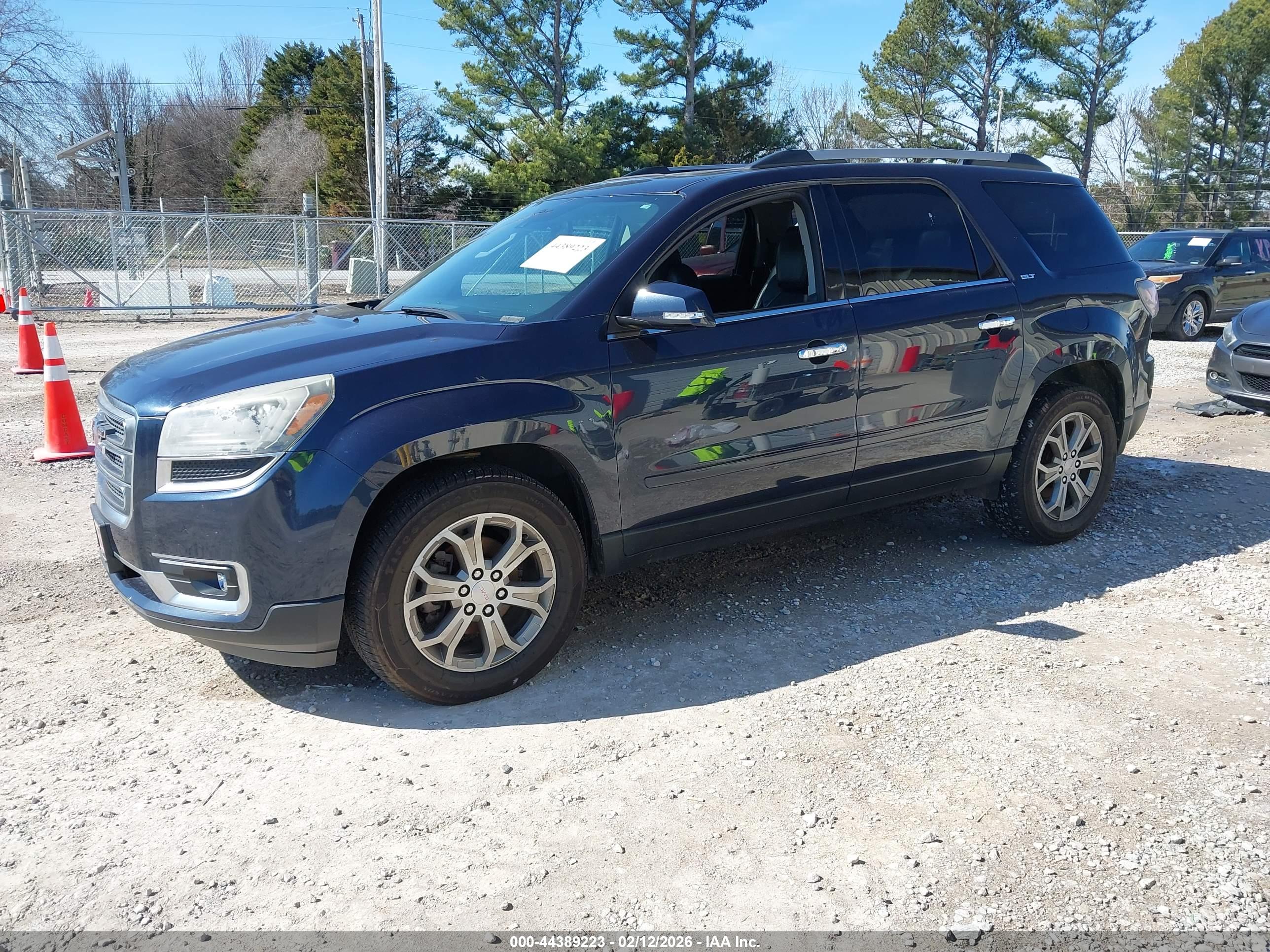 GMC ACADIA image 2