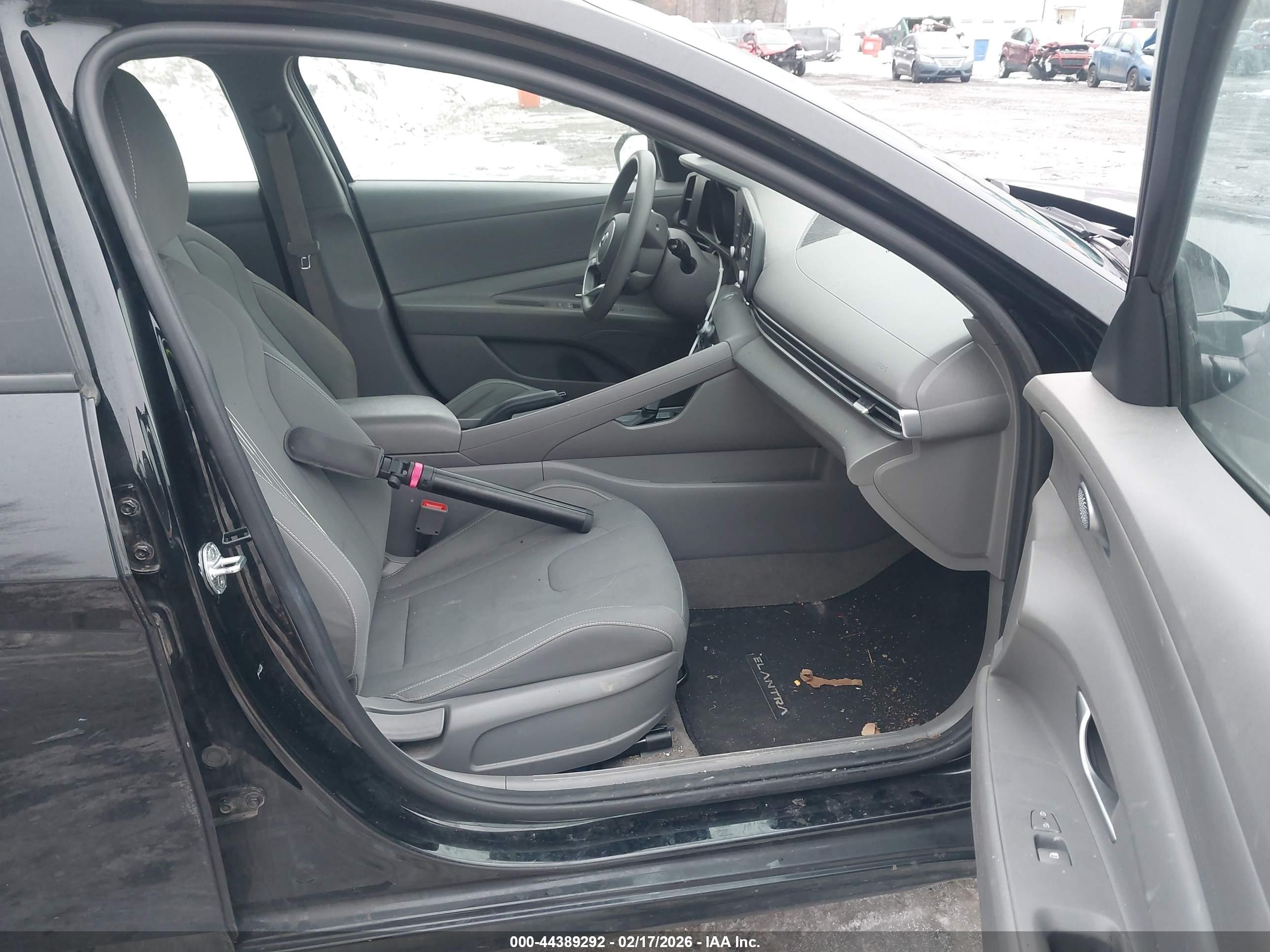 HYUNDAI ELANTRA image 5