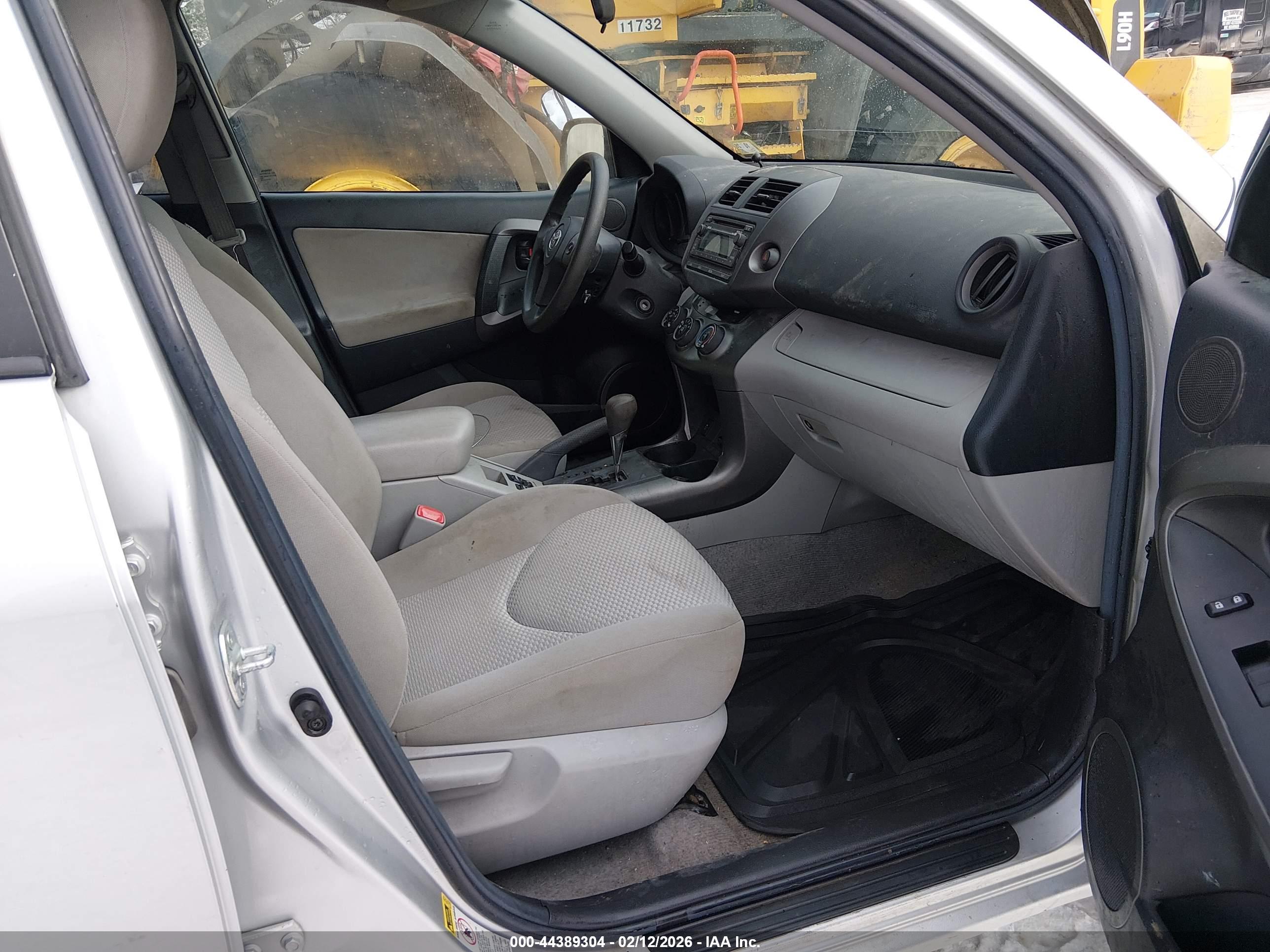 TOYOTA RAV4 image 5