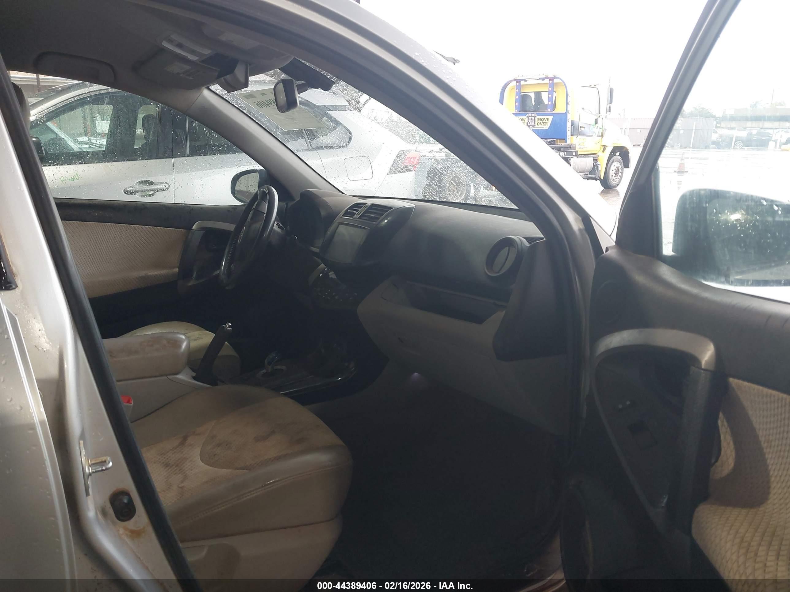 TOYOTA RAV4 image 5