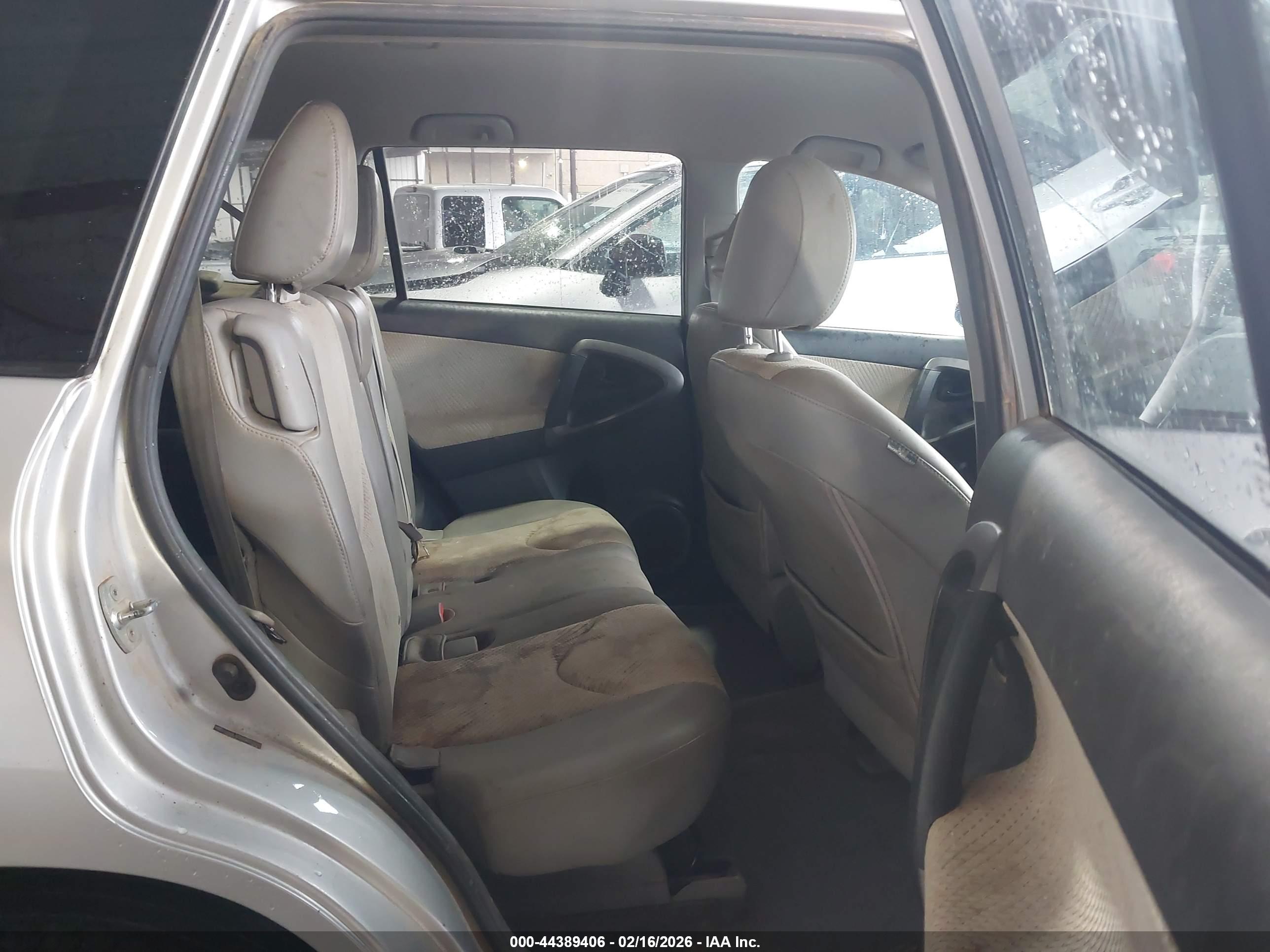 TOYOTA RAV4 image 8