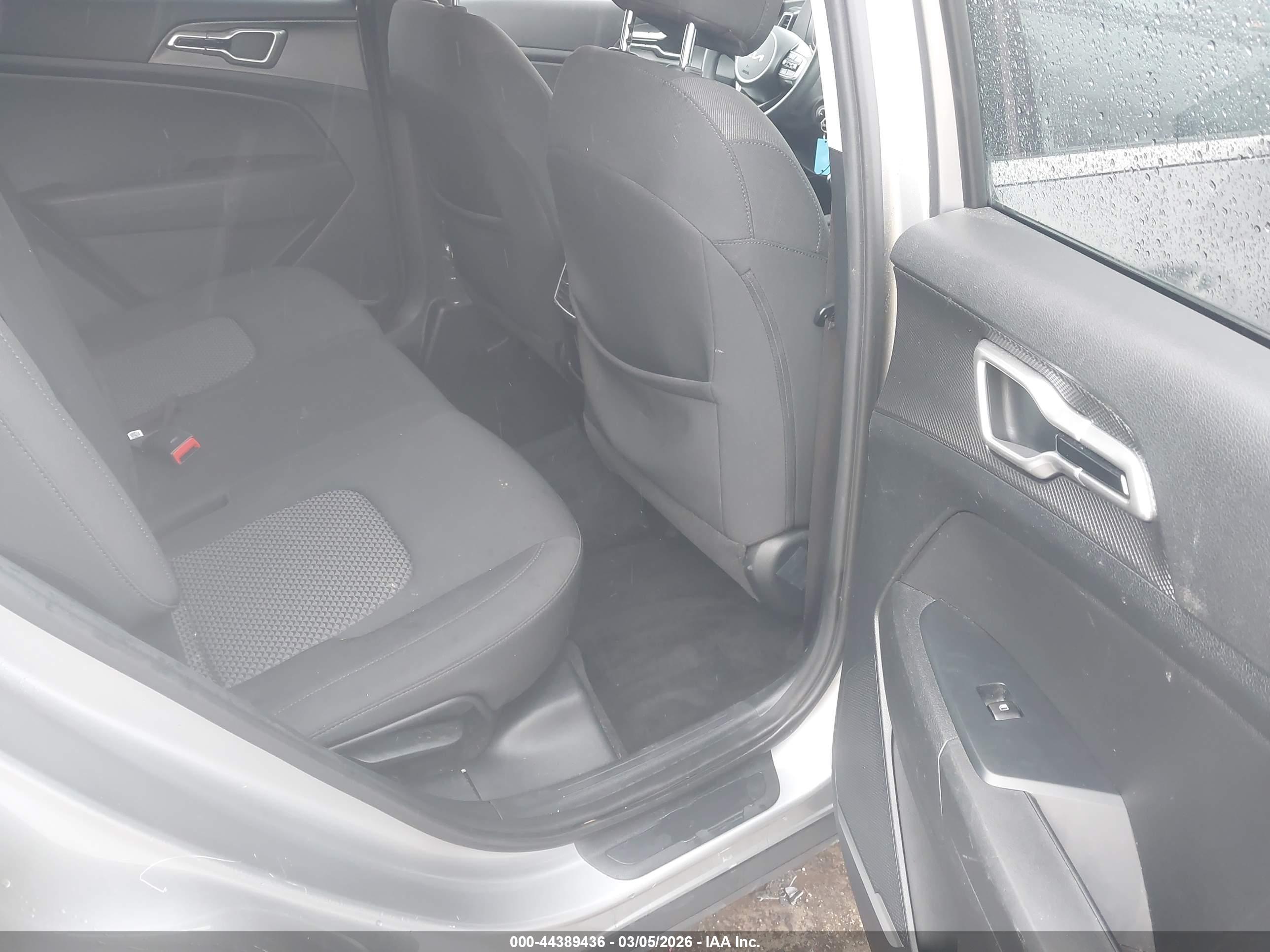 KIA SPORTAGE image 8