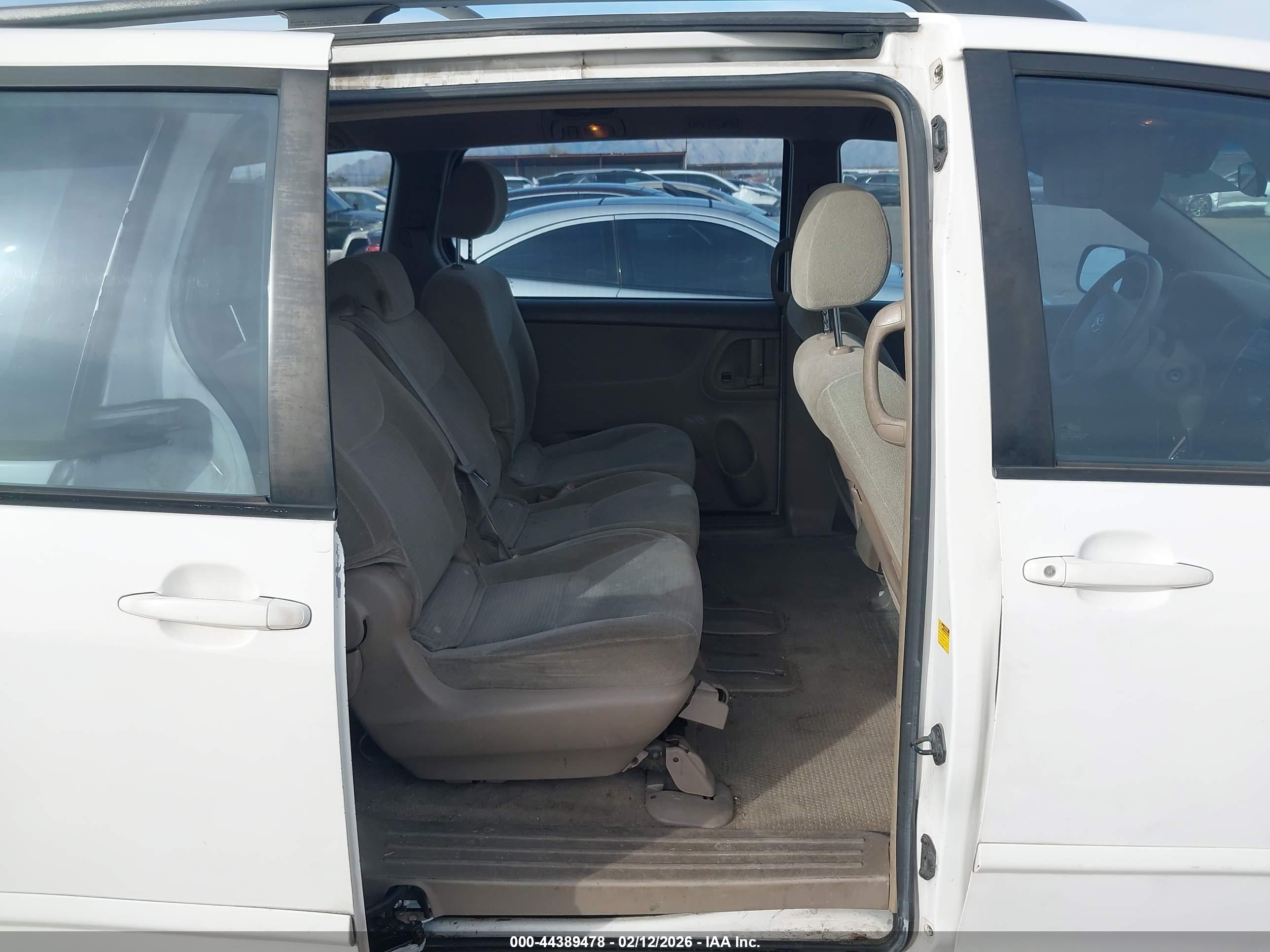 TOYOTA SIENNA image 8