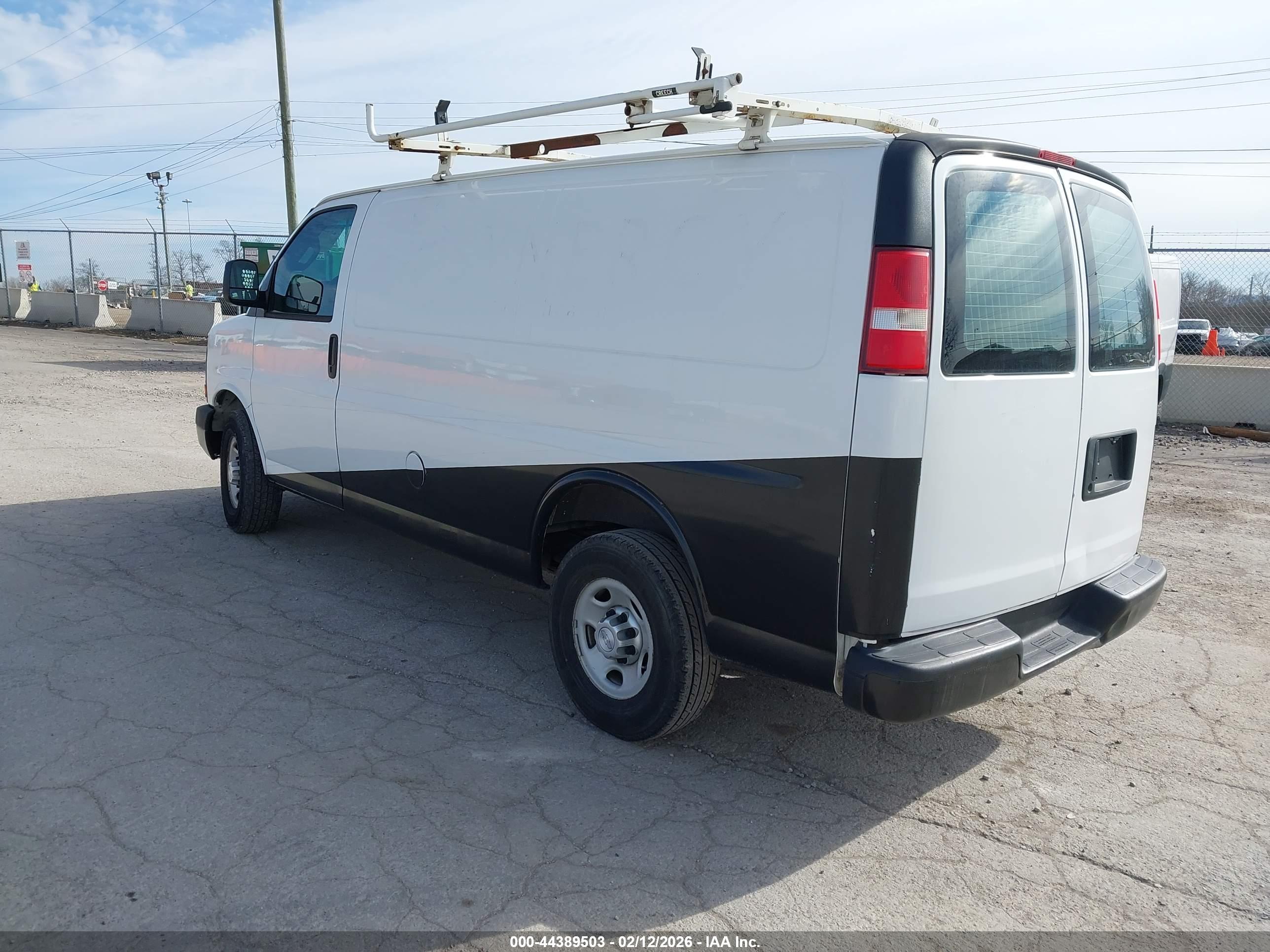CHEVROLET EXPRESS image 3