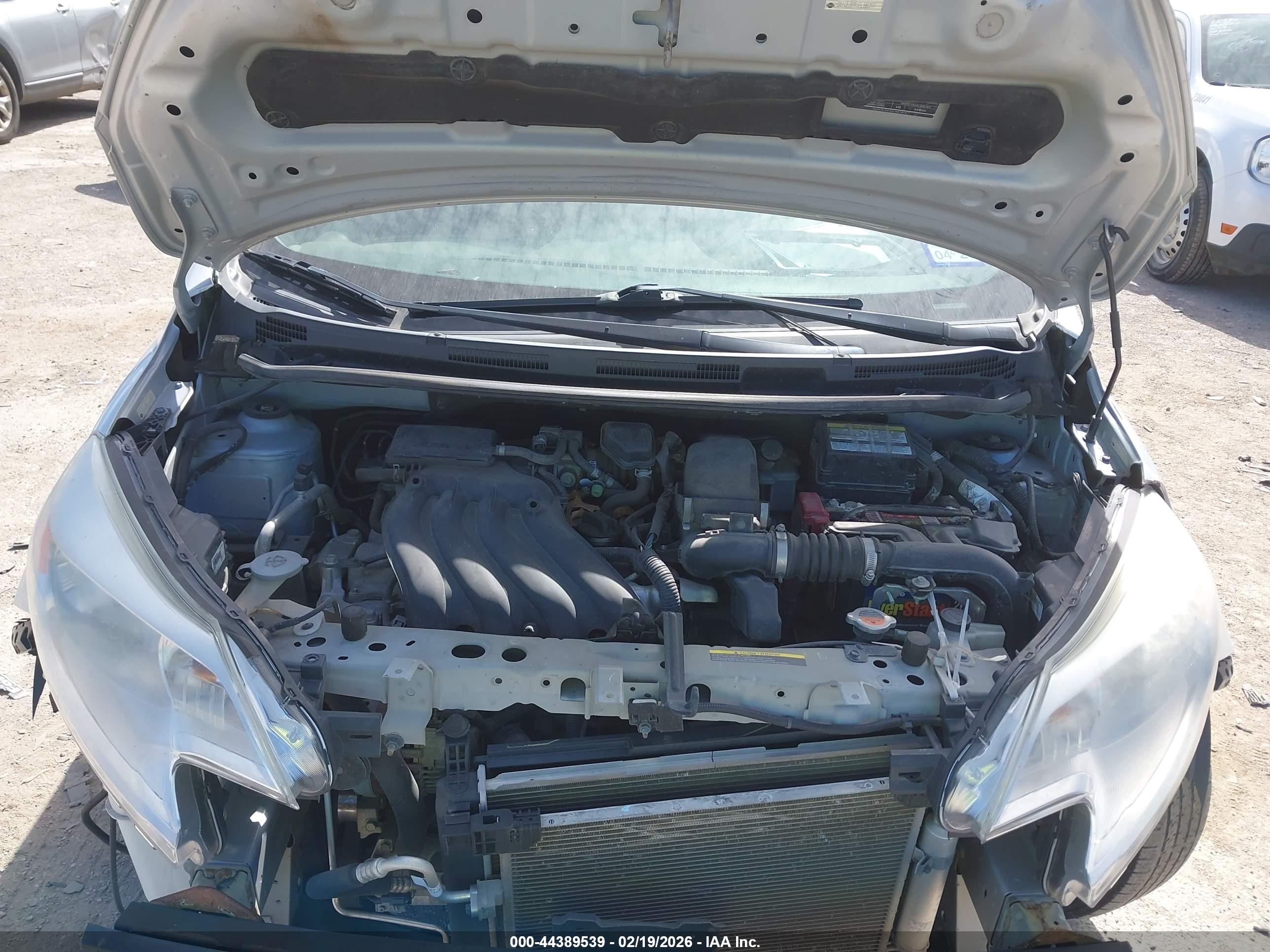 NISSAN VERSA image 10