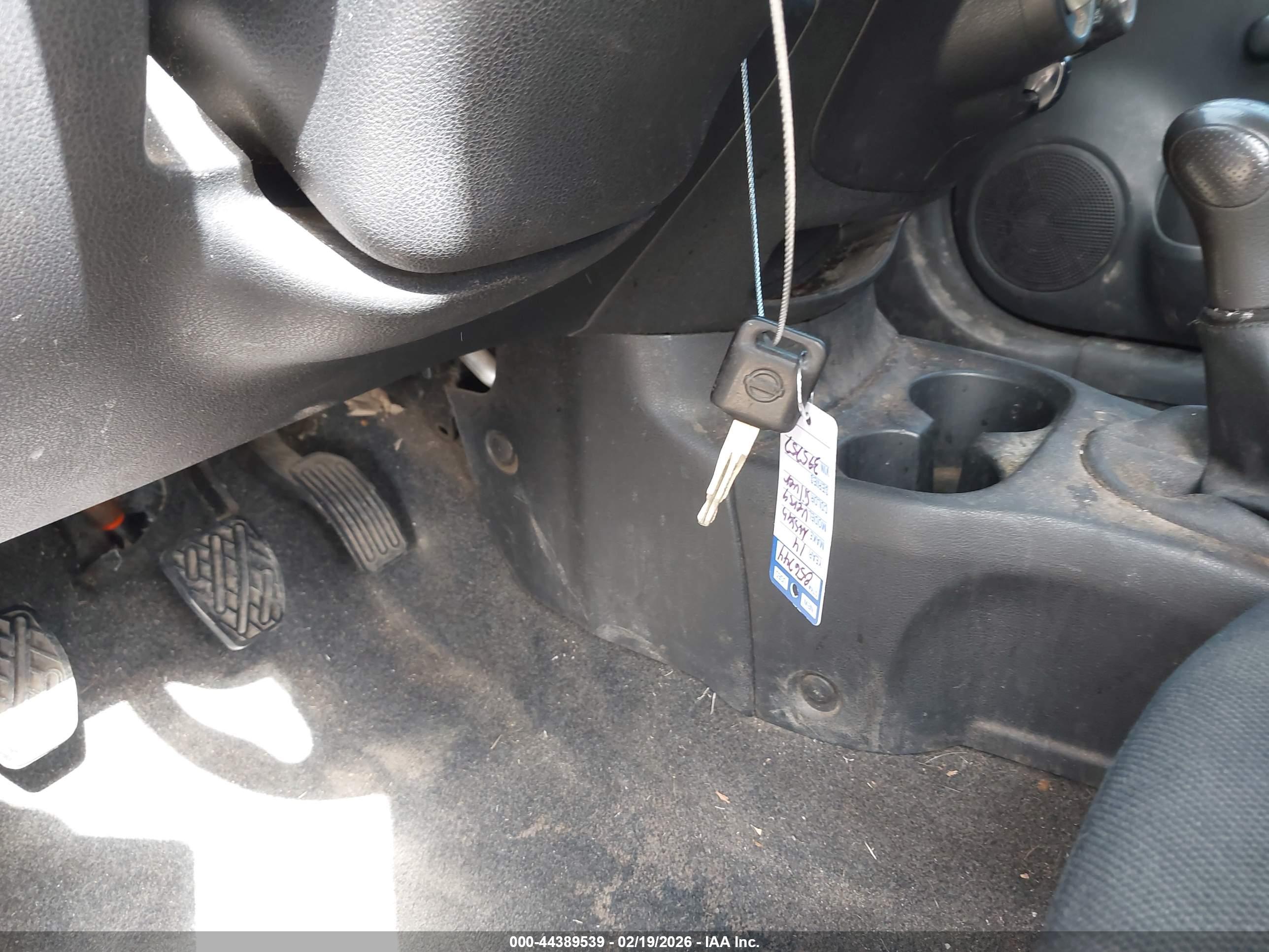 NISSAN VERSA image 11