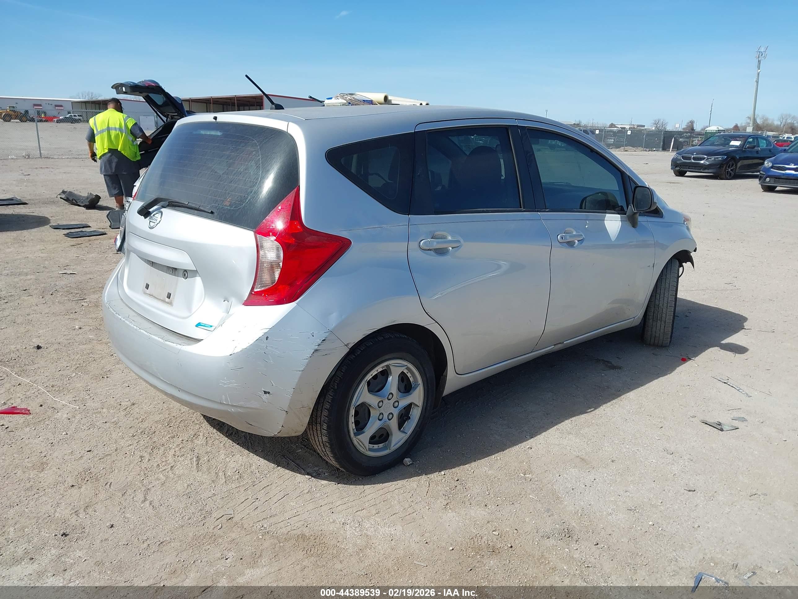 NISSAN VERSA image 4