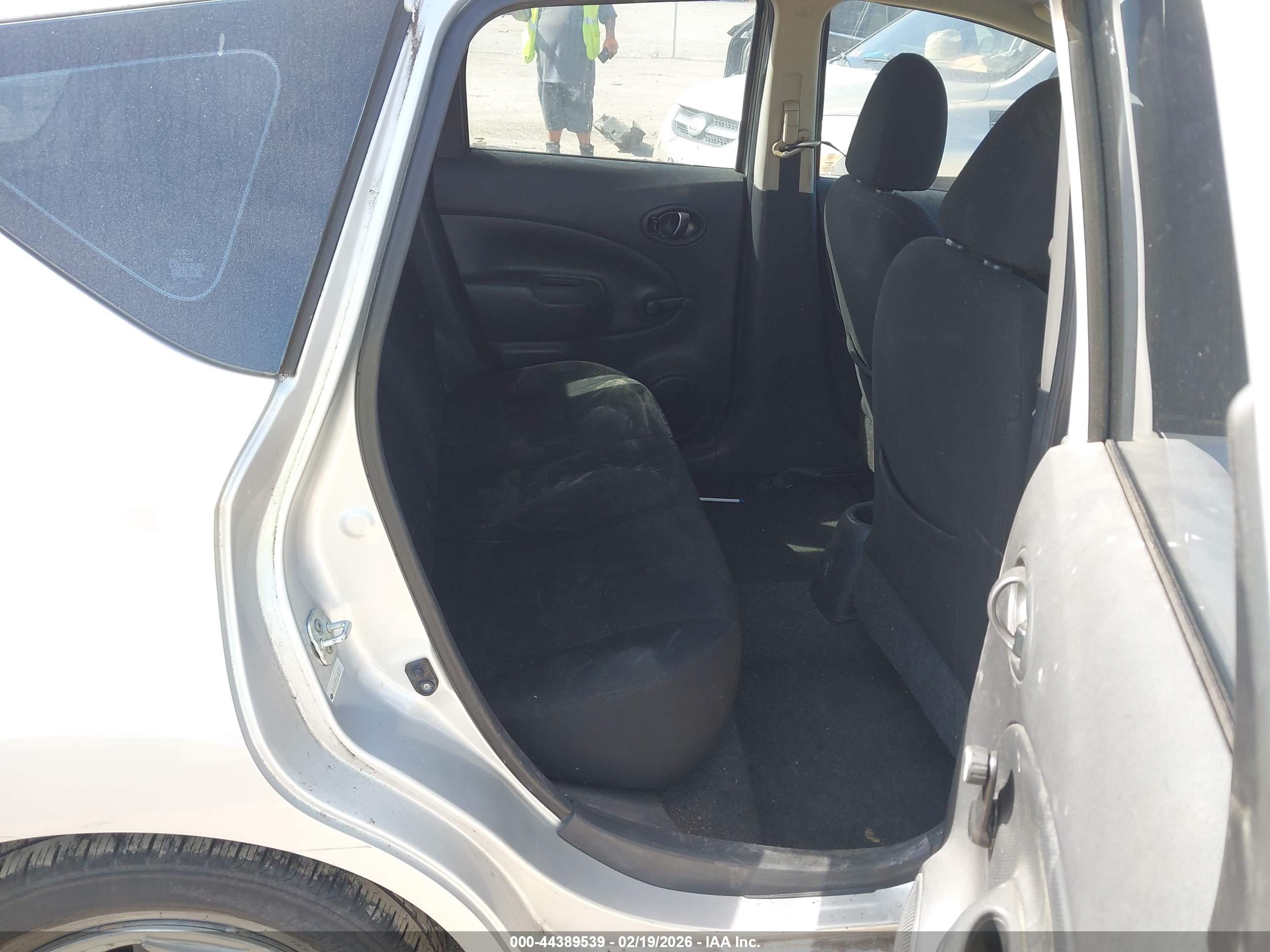 NISSAN VERSA image 8