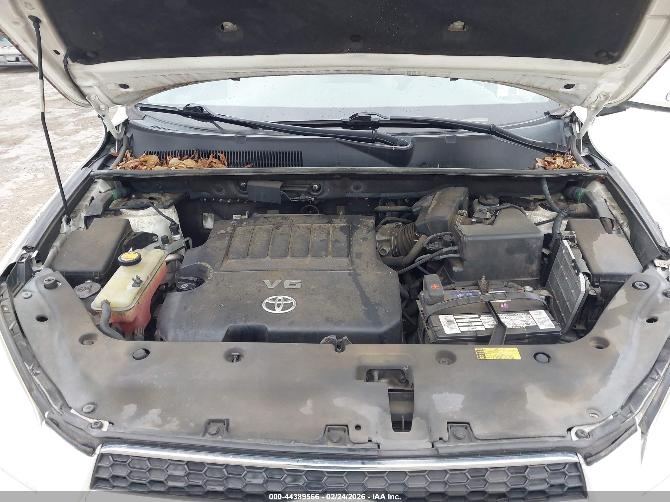 TOYOTA RAV4 image 10