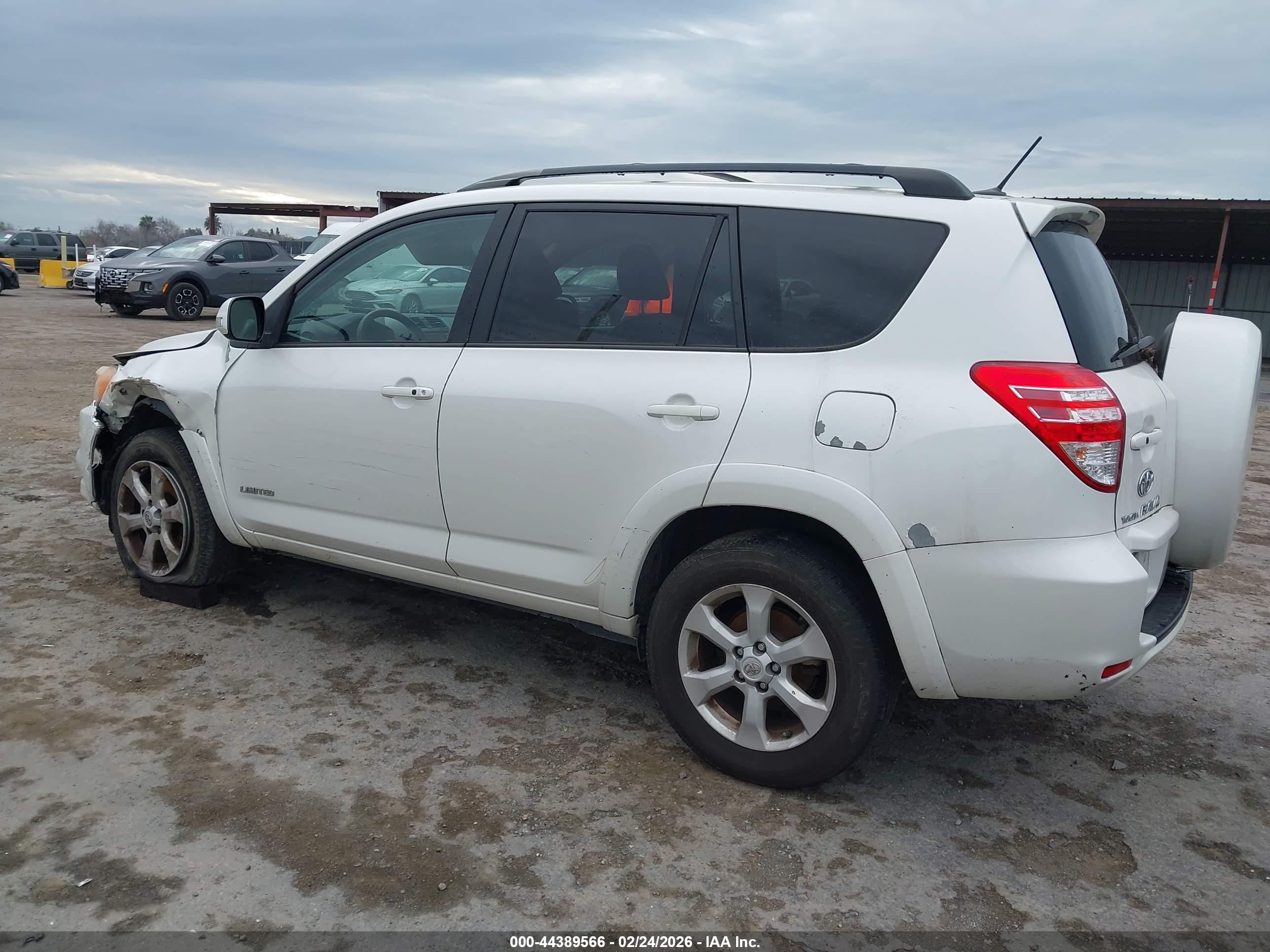 TOYOTA RAV4 image 3