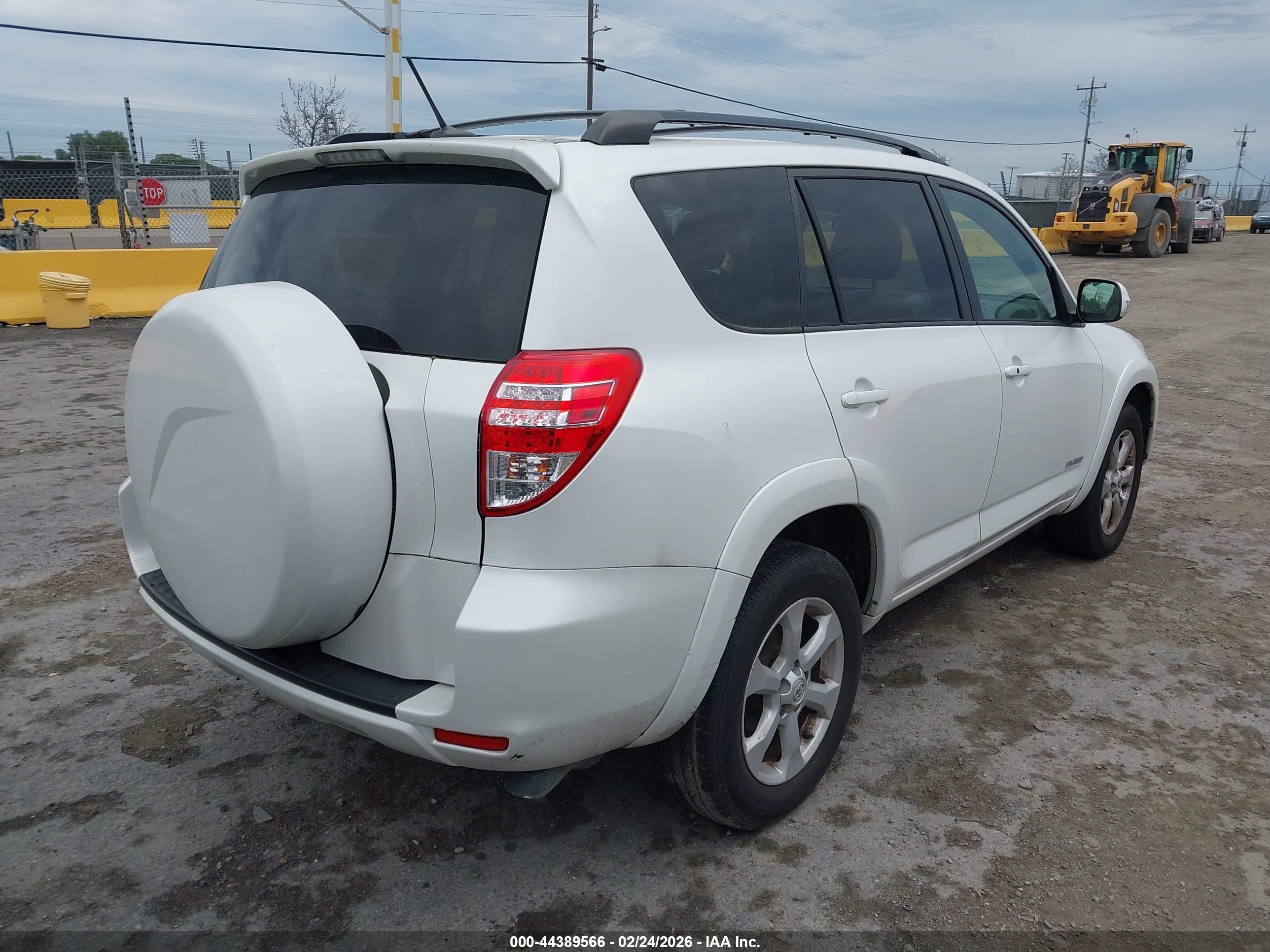 TOYOTA RAV4 image 4