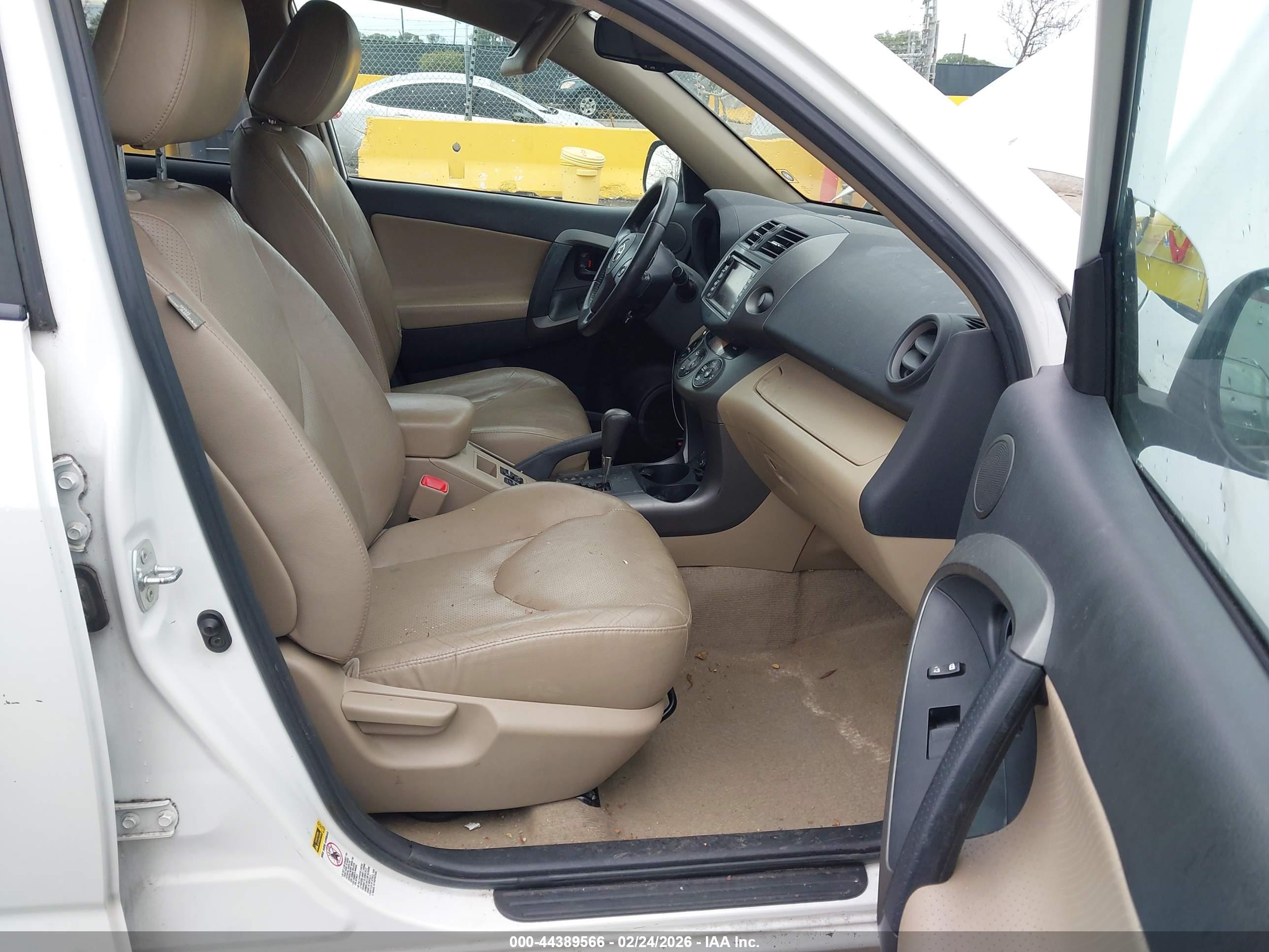 TOYOTA RAV4 image 5