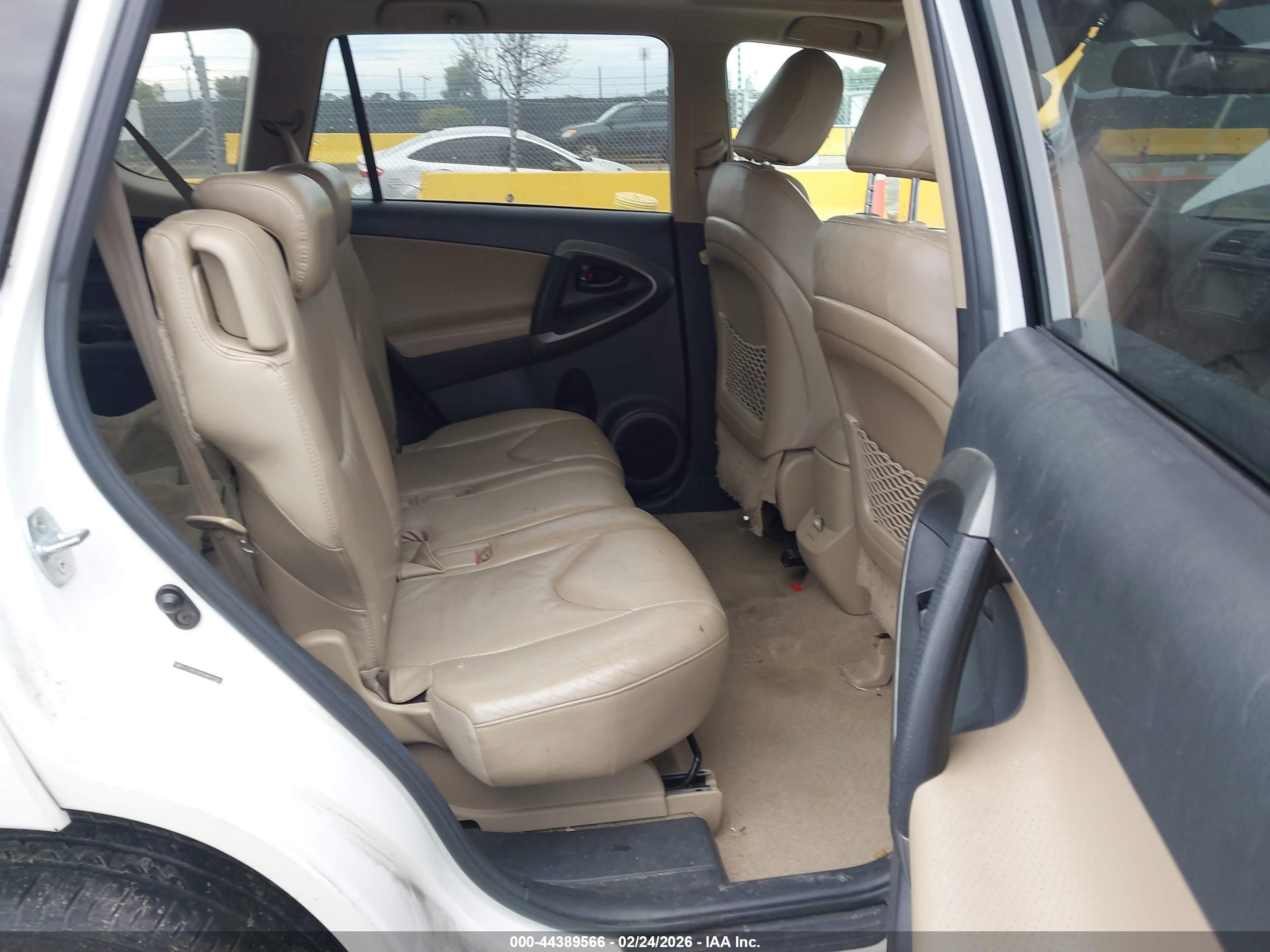 TOYOTA RAV4 image 8