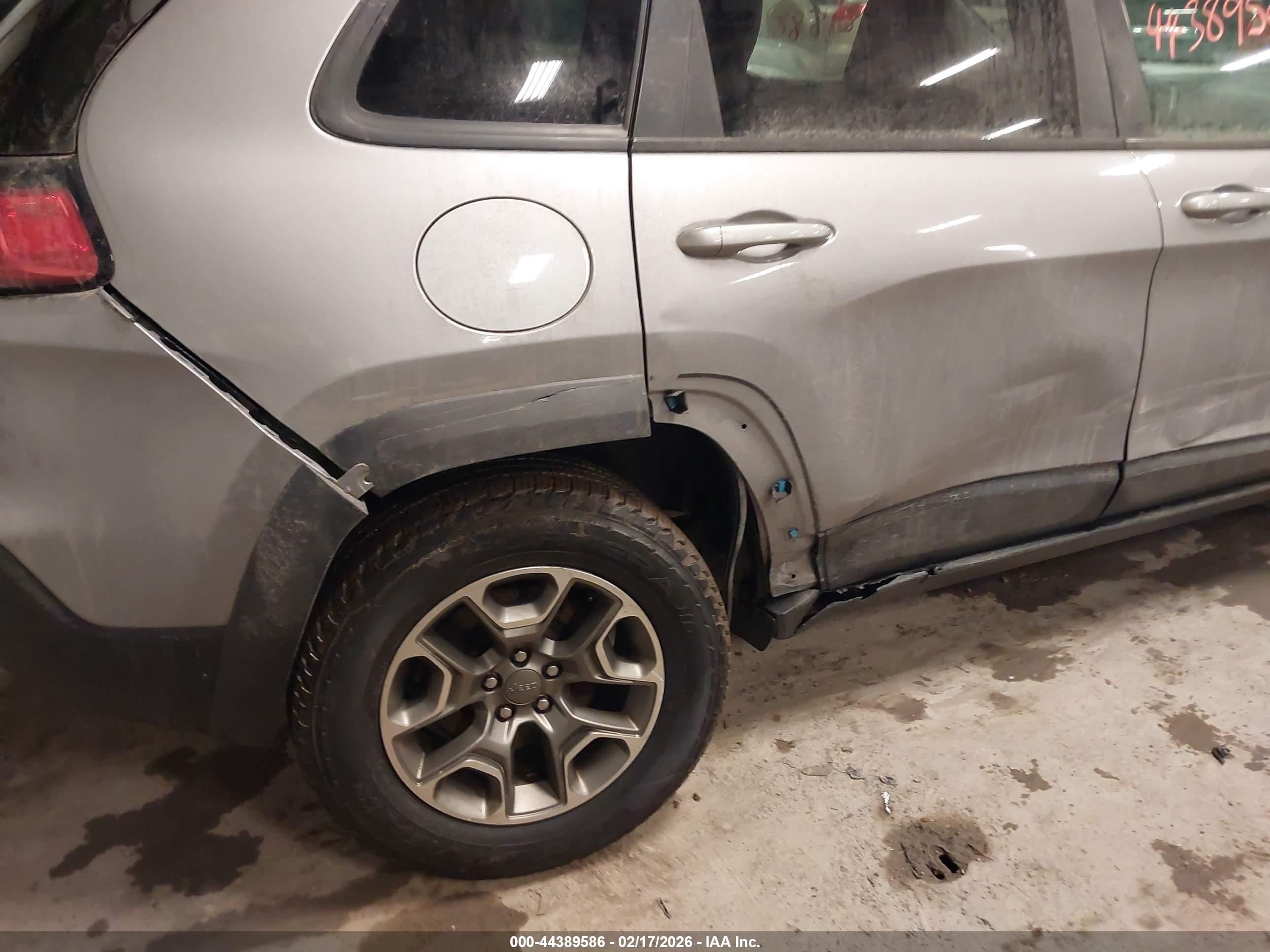 JEEP CHEROKEE image 6