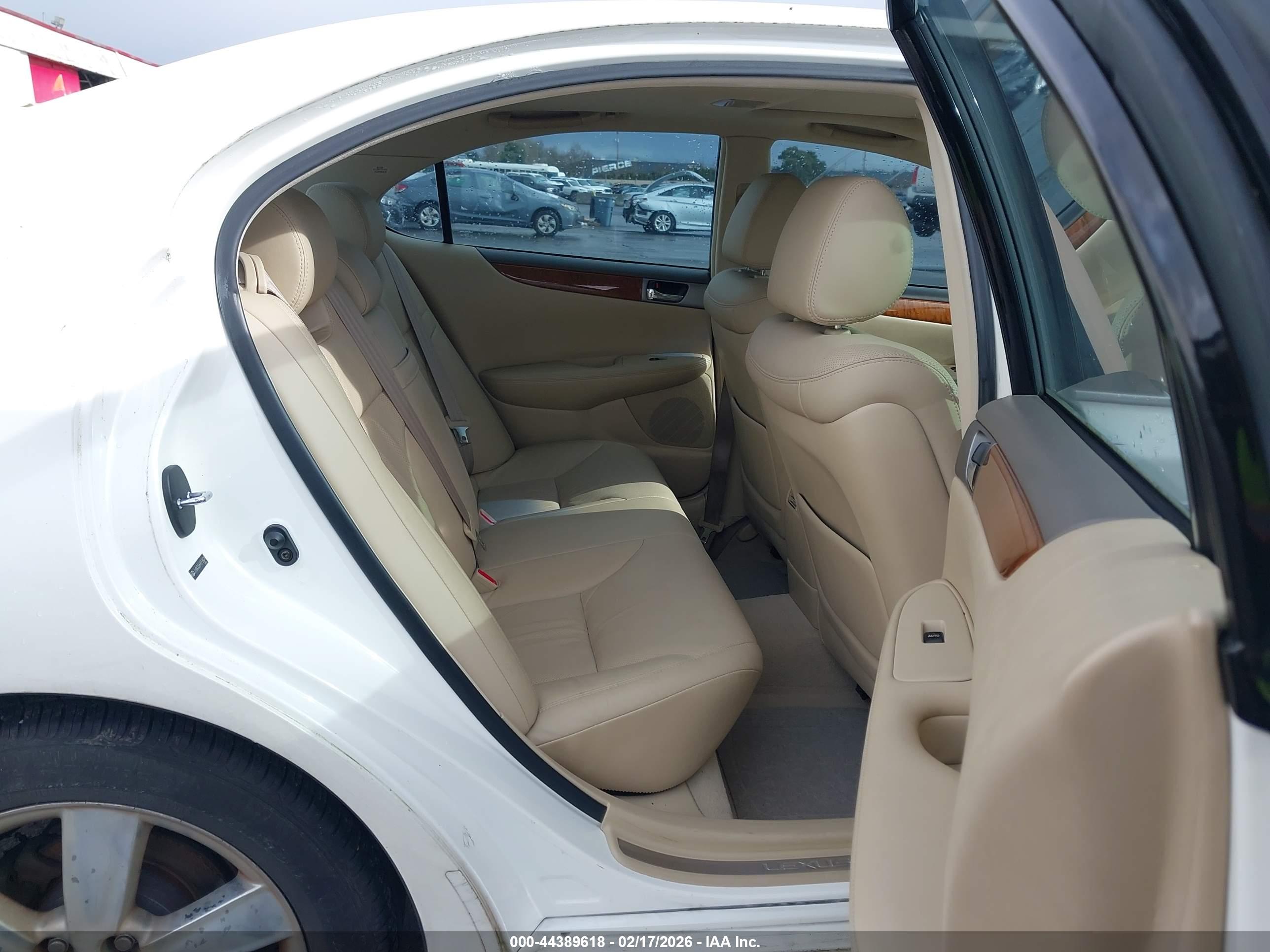 LEXUS ES image 8