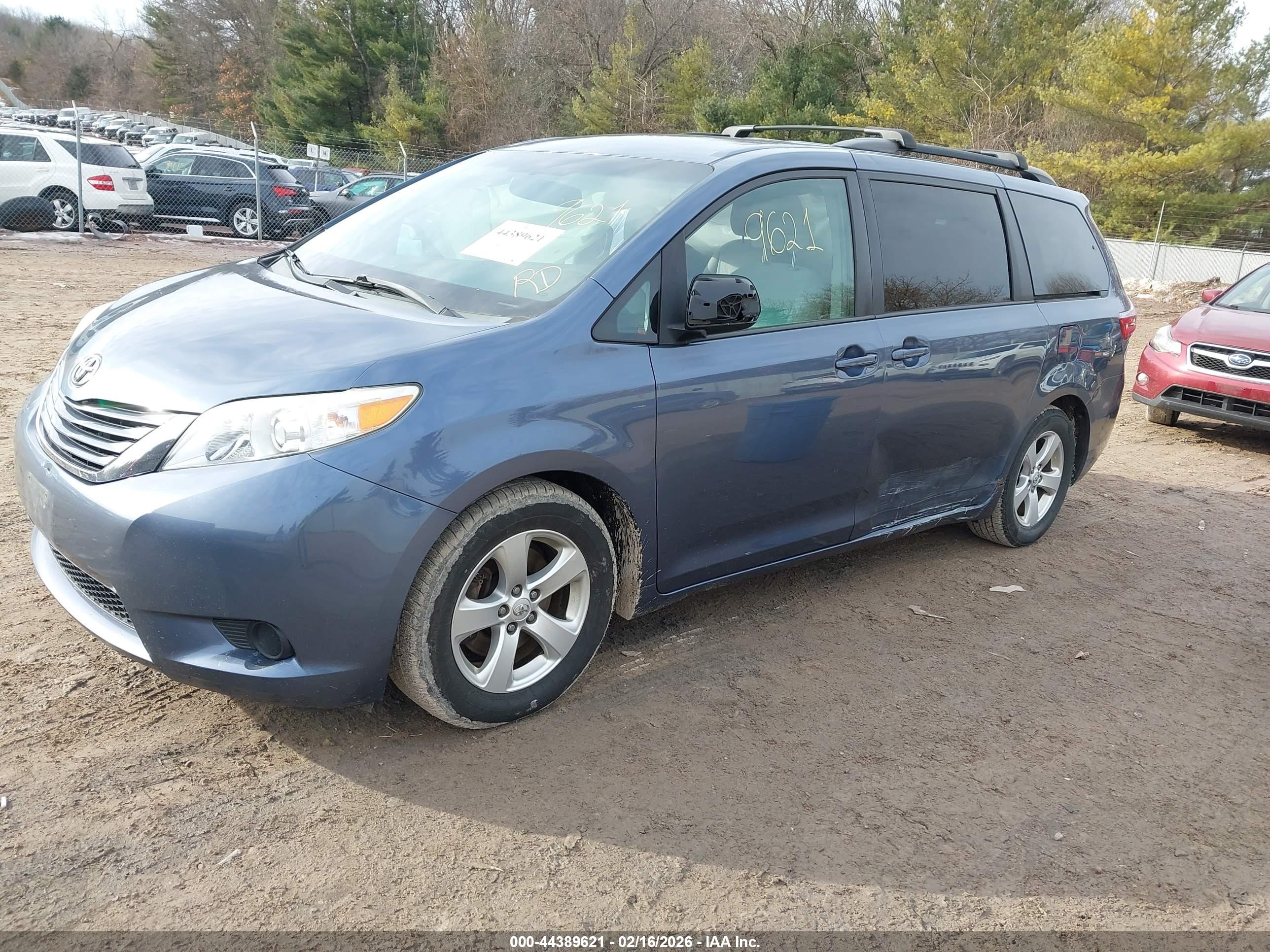 TOYOTA SIENNA image 2