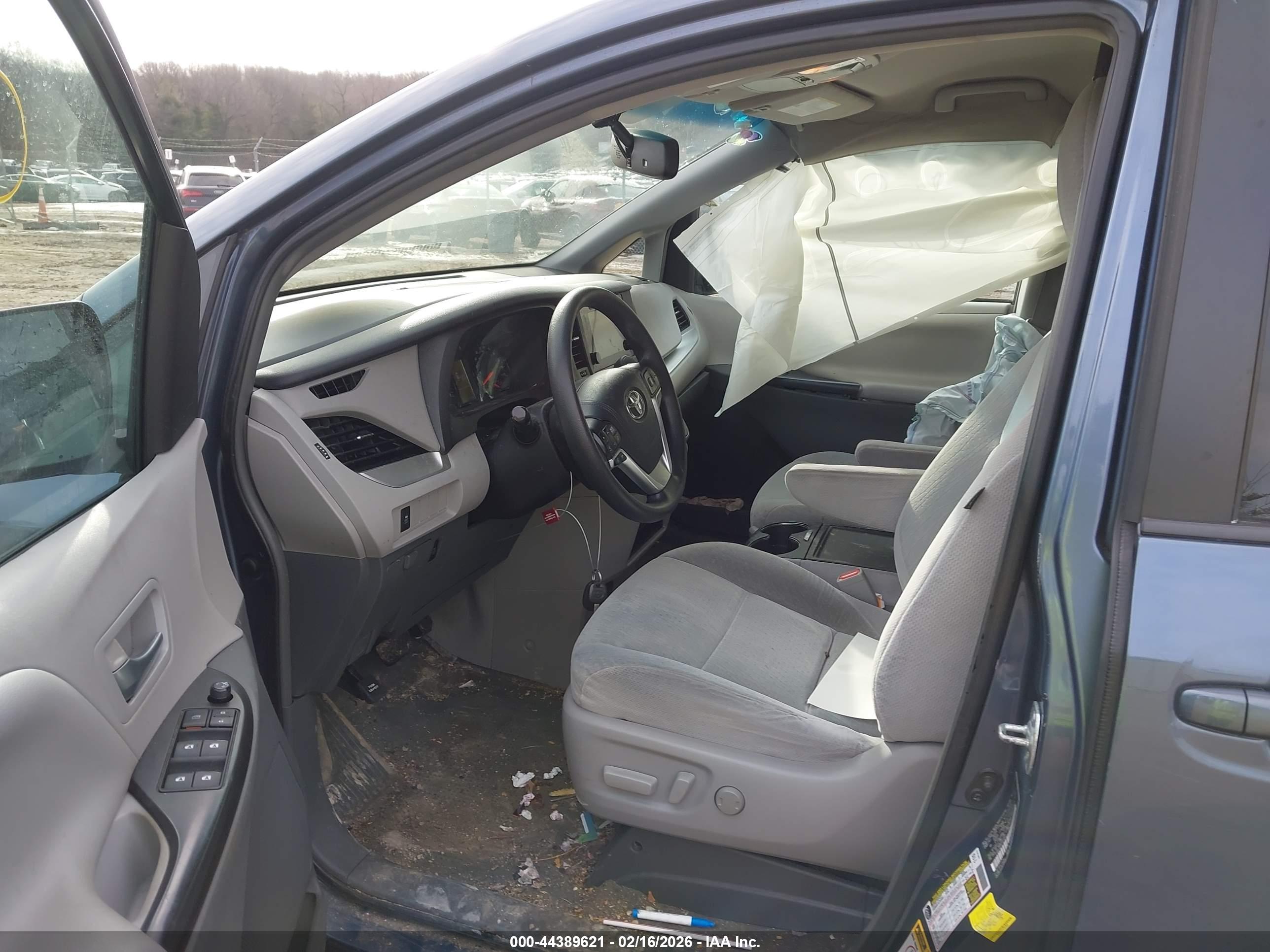TOYOTA SIENNA image 5