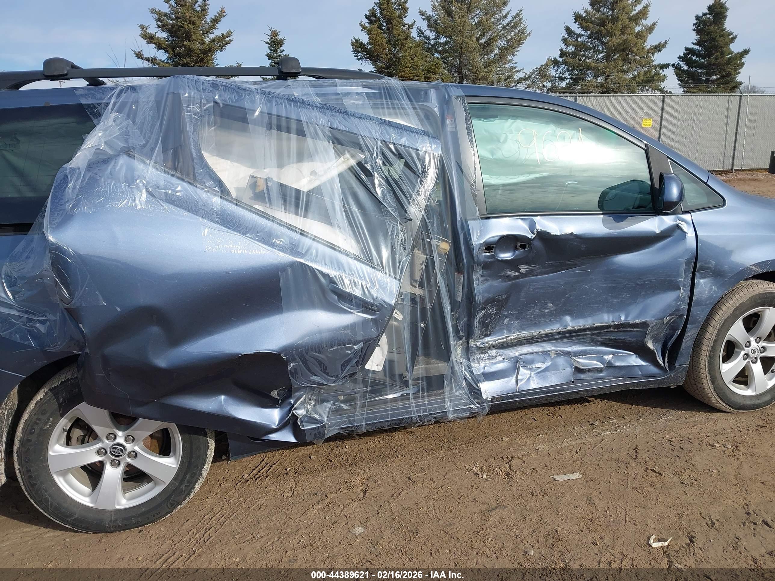 TOYOTA SIENNA image 6