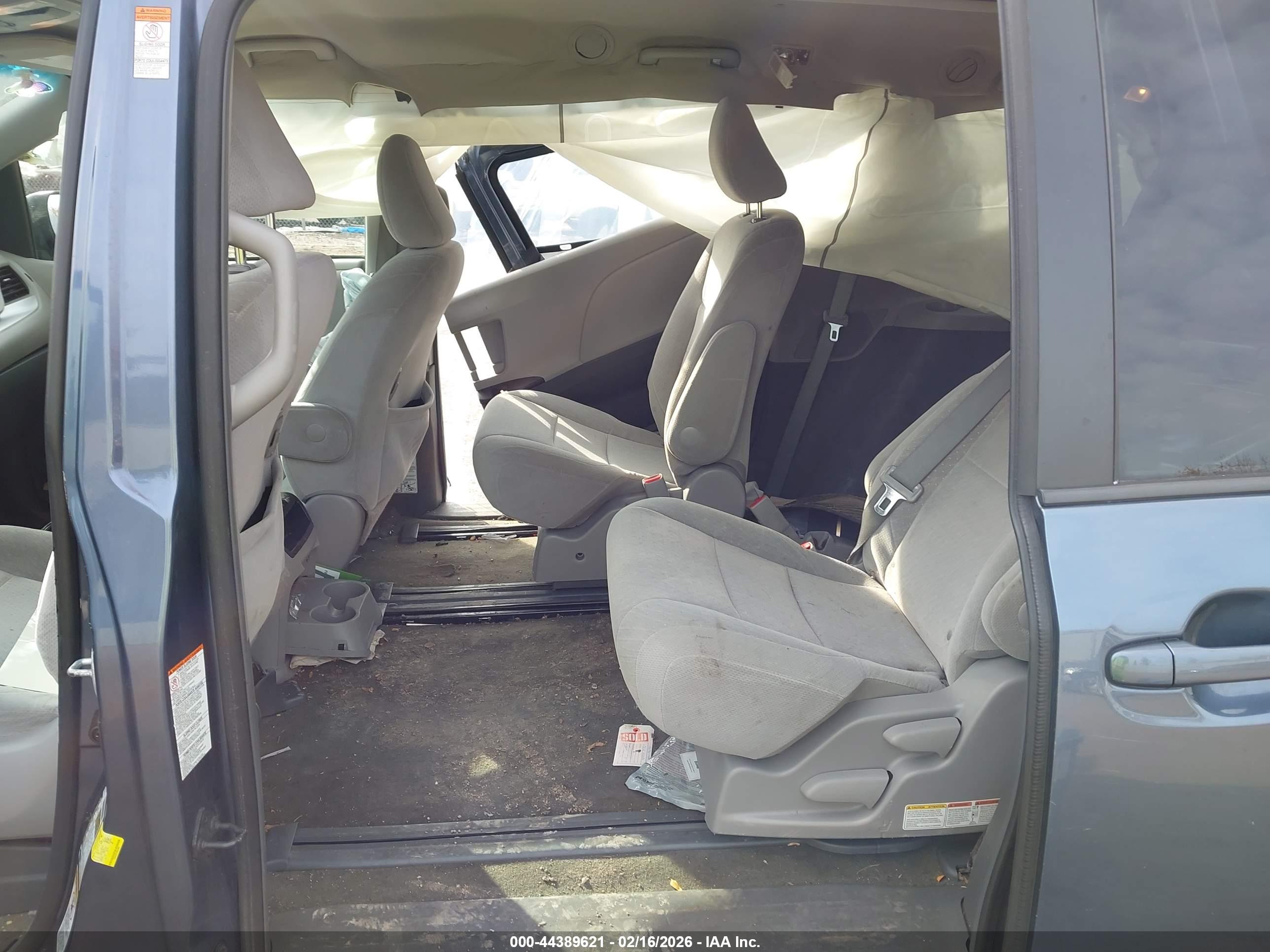 TOYOTA SIENNA image 8