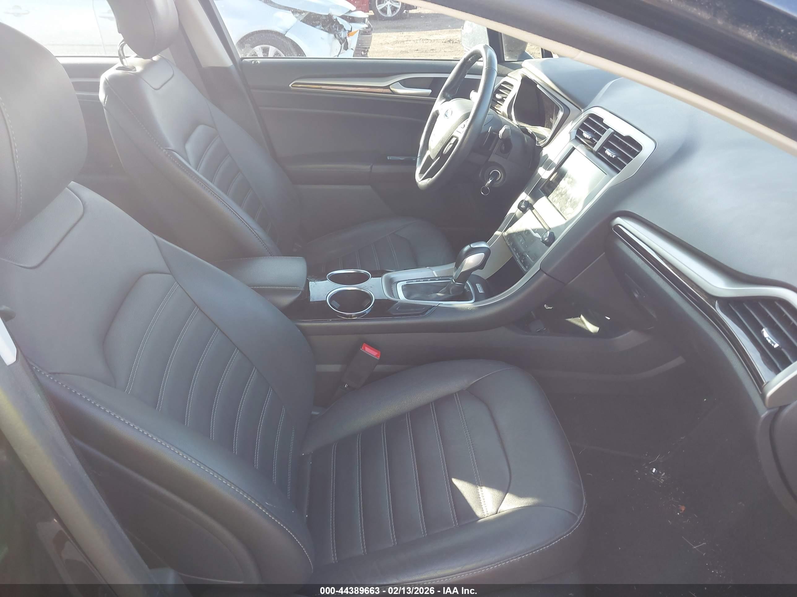 FORD FUSION image 5