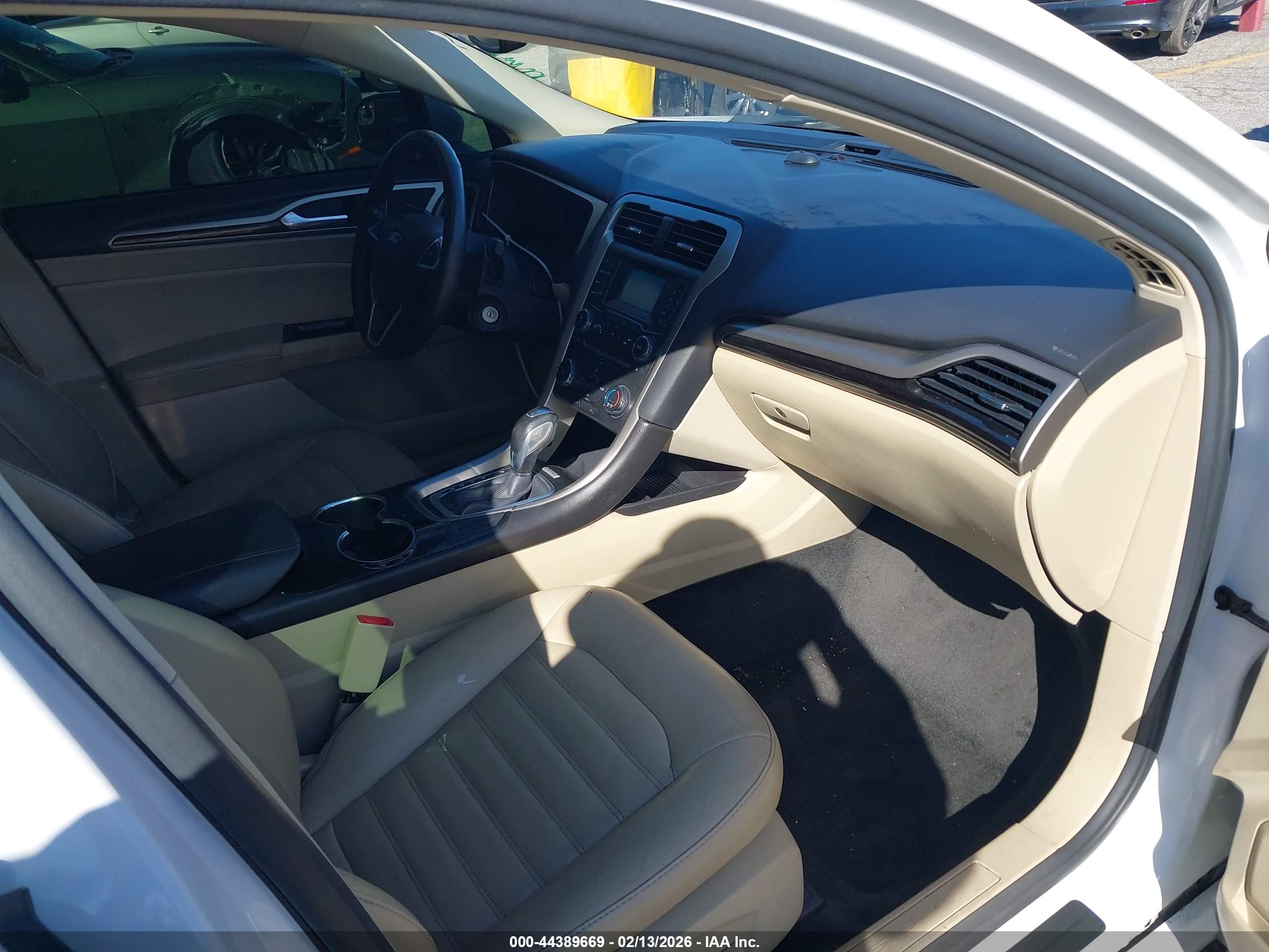 FORD FUSION image 5