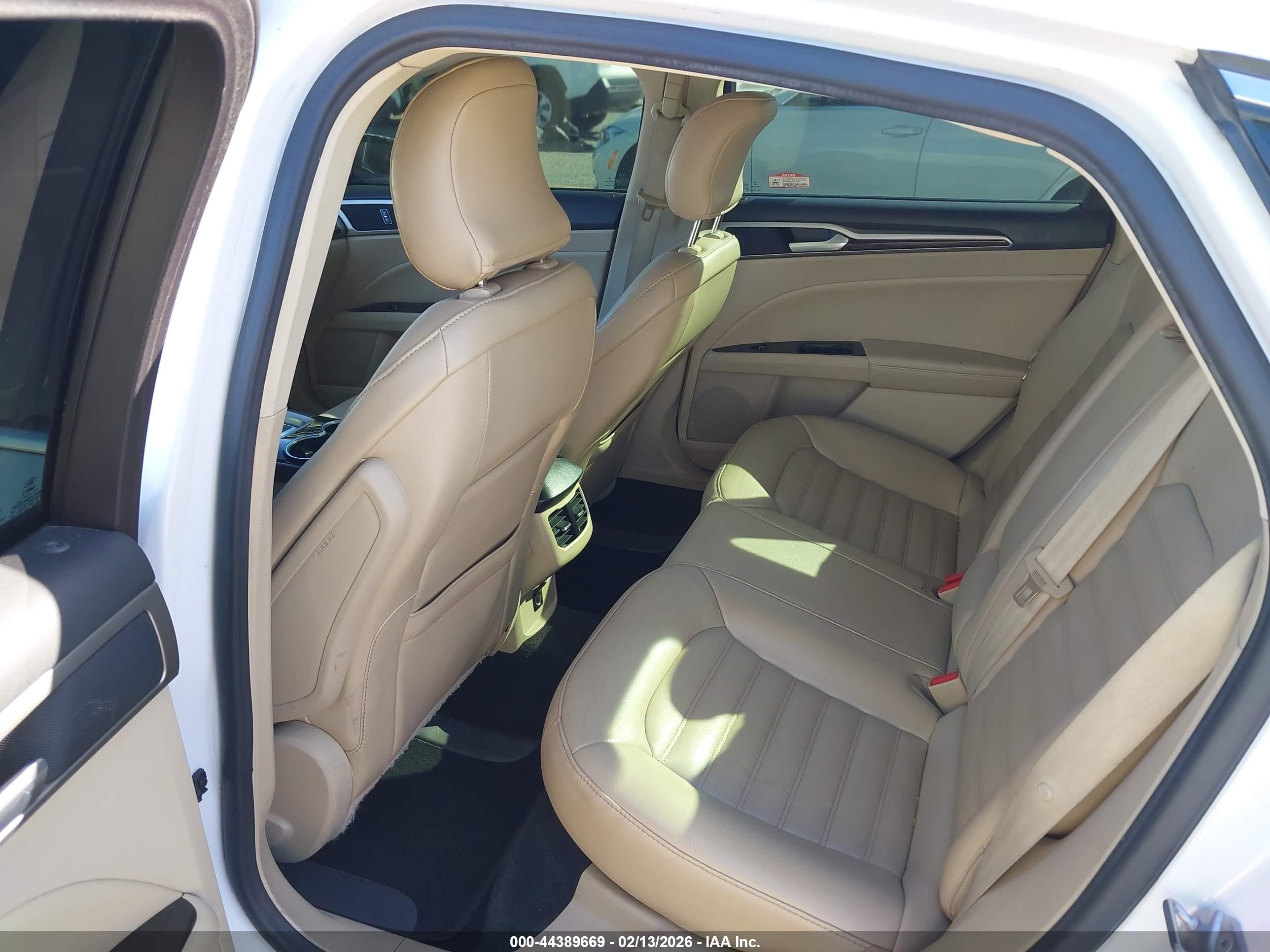 FORD FUSION image 8