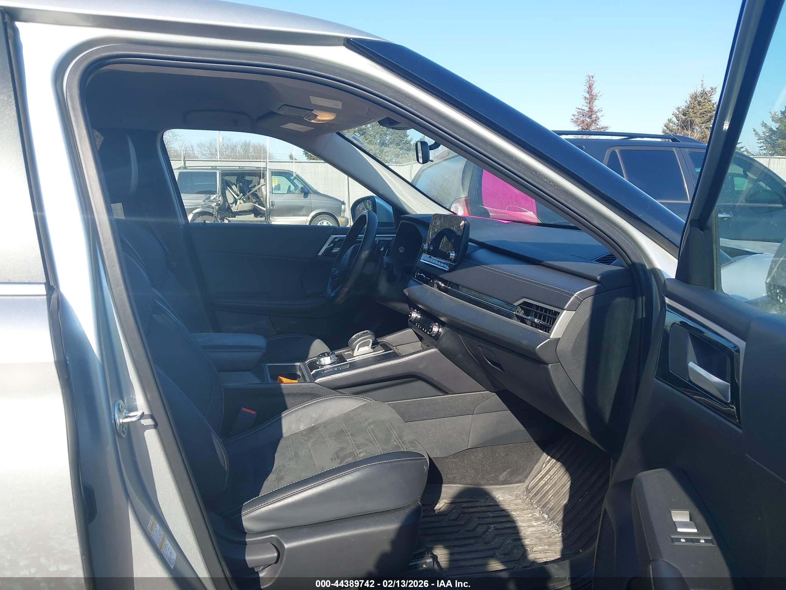 MITSUBISHI OUTLANDER image 5