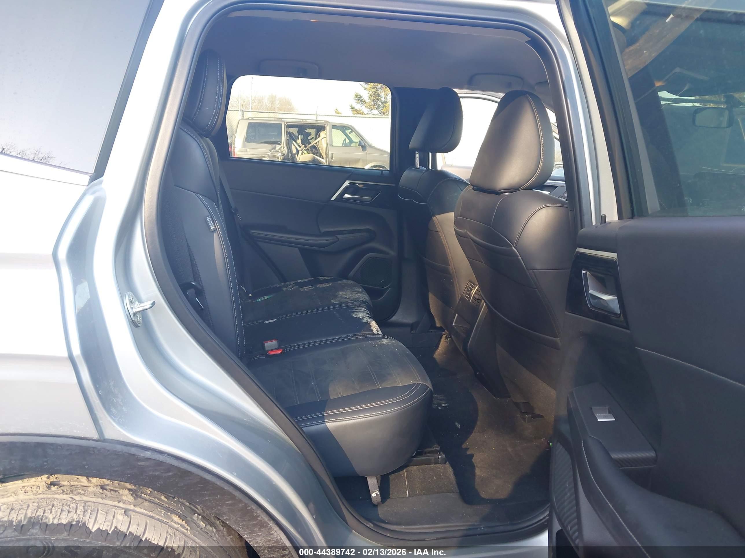 MITSUBISHI OUTLANDER image 8